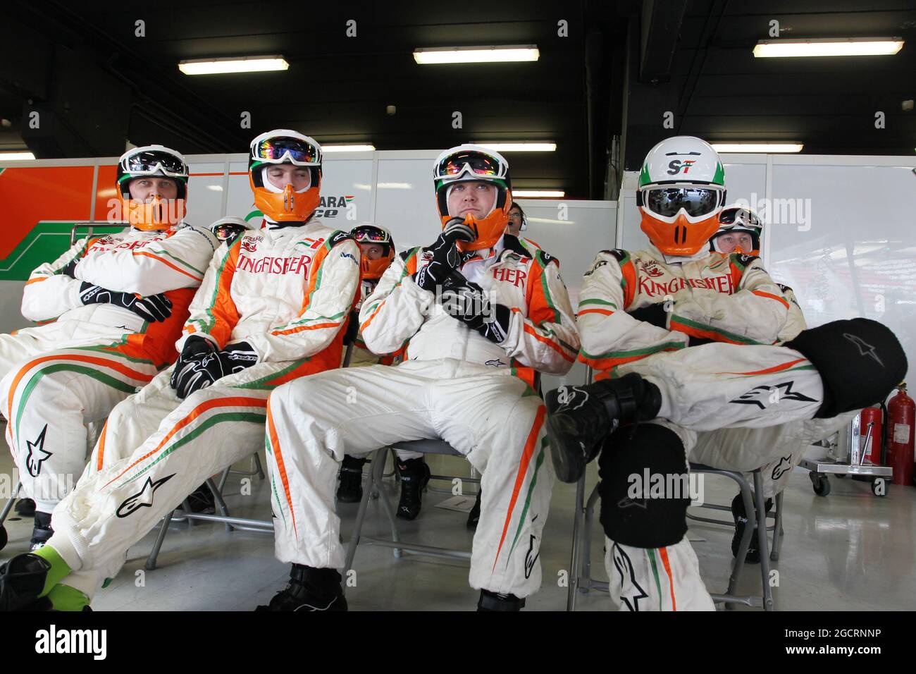 I meccanici attendono un pitstop. Formula uno Testing, Barcellona, Spagna. 3 marzo 2012. Foto Stock