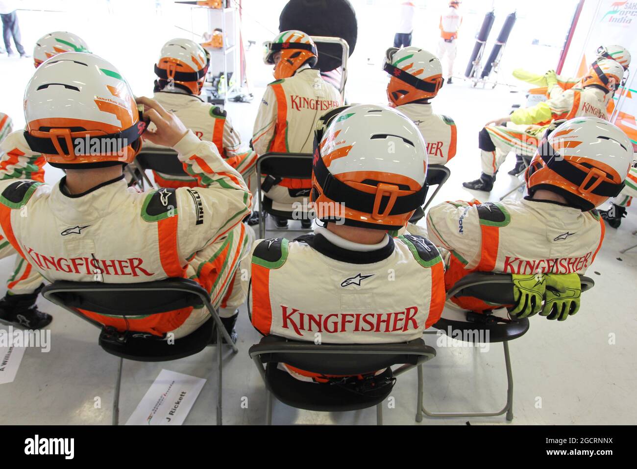 I meccanici attendono un pitstop. Formula uno Testing, Barcellona, Spagna. 3 marzo 2012. Foto Stock