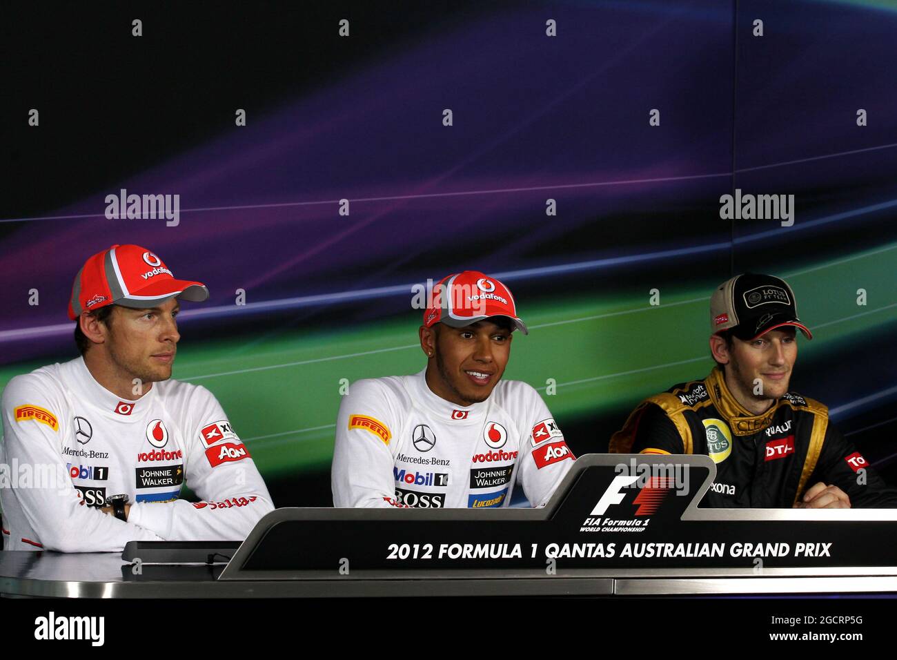 Jenson Button (GBR) McLaren, Lewis Hamilton (GBR) McLaren e Romain Grojean (fra) Lotus F1 Team alla conferenza stampa della FIA. Gran Premio d'Australia, sabato 17 marzo 2012. Albert Park, Melbourne, Australia. Foto Stock