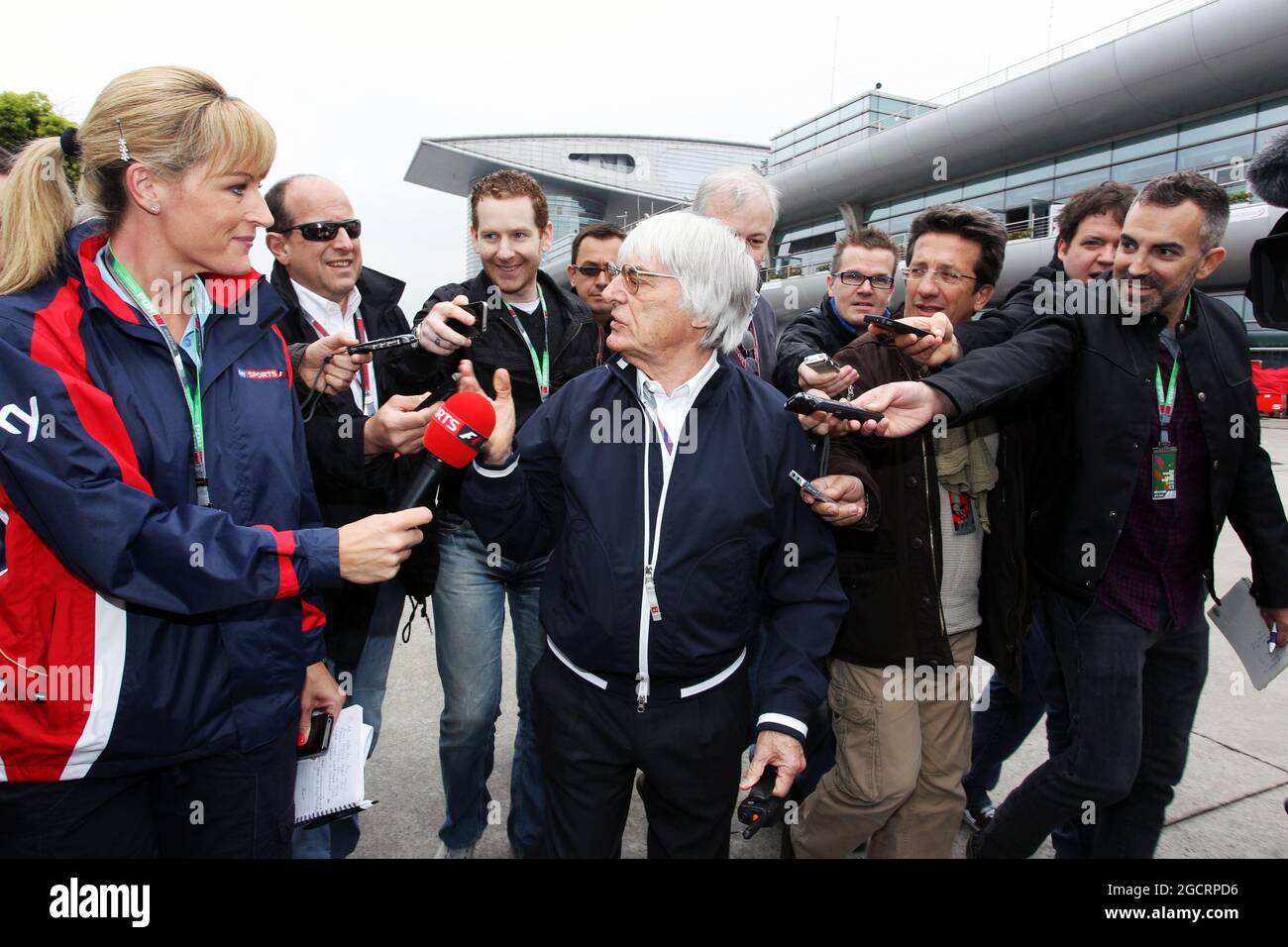 Bernie Ecclestone (GBR) CEO di Formula One Group (FOM) con Rachel Brookes (GBR) Sky Sports News Presenter (Left) e othe membri dei media. Gran Premio di Cina, venerdì 13 aprile 2012. Shanghai, Cina. Foto Stock