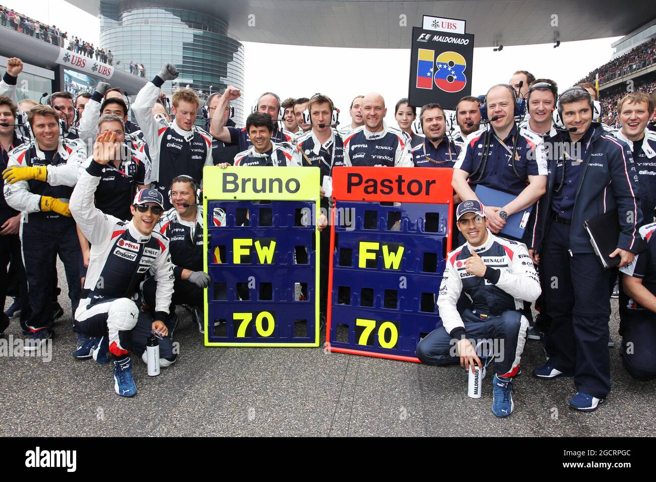 (Da L a R): Bruno Senna (BRA) Williams e Pastore Maldonado (VEN) Williams Wish Frank Williams (GBR) Williams Team Owner un felice settantesimo compleanno con la squadra in griglia. Gran Premio di Cina, domenica 15 aprile 2012. Shanghai, Cina. Foto Stock