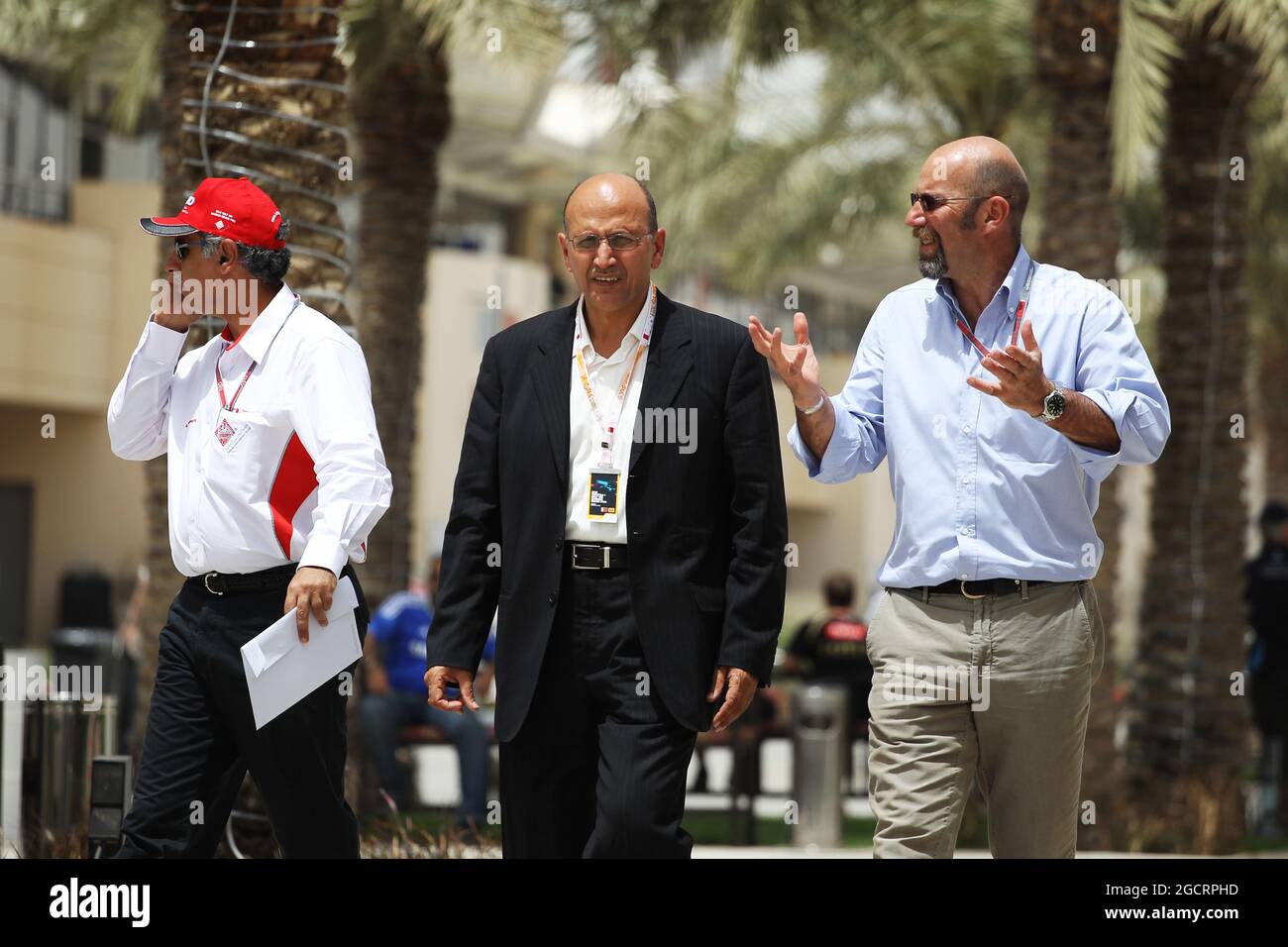 (Da L a R): Zayed Rashed al Zayani (BRN) Presidente del circuito Internazionale di Bharain con il Dr. Jasim Husain (BRN) ricercatore del Consiglio di cooperazione del Golfo (GCC) Economia e Norman Howell (GBR) Direttore delle Comunicazioni della FIA. Gran Premio del Bahrain, giovedì 19 aprile 2012. Sakhir, Bahrein. Foto Stock
