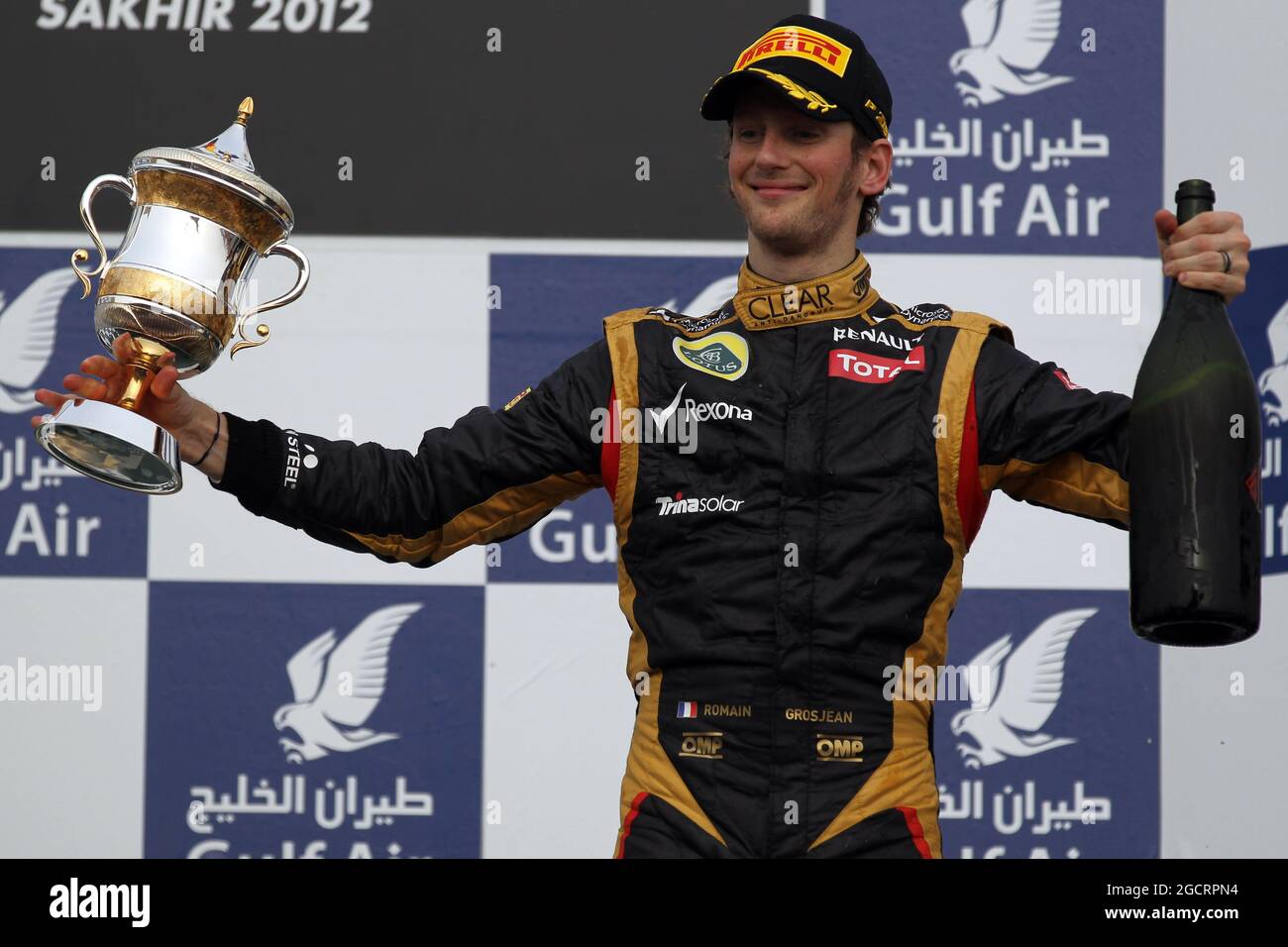 Romain Grosjean (fra) Lotus F1 Team festeggia la sua terza posizione sul podio. Gran Premio del Bahrain, domenica 22 aprile 2012. Sakhir, Bahrein. Foto Stock