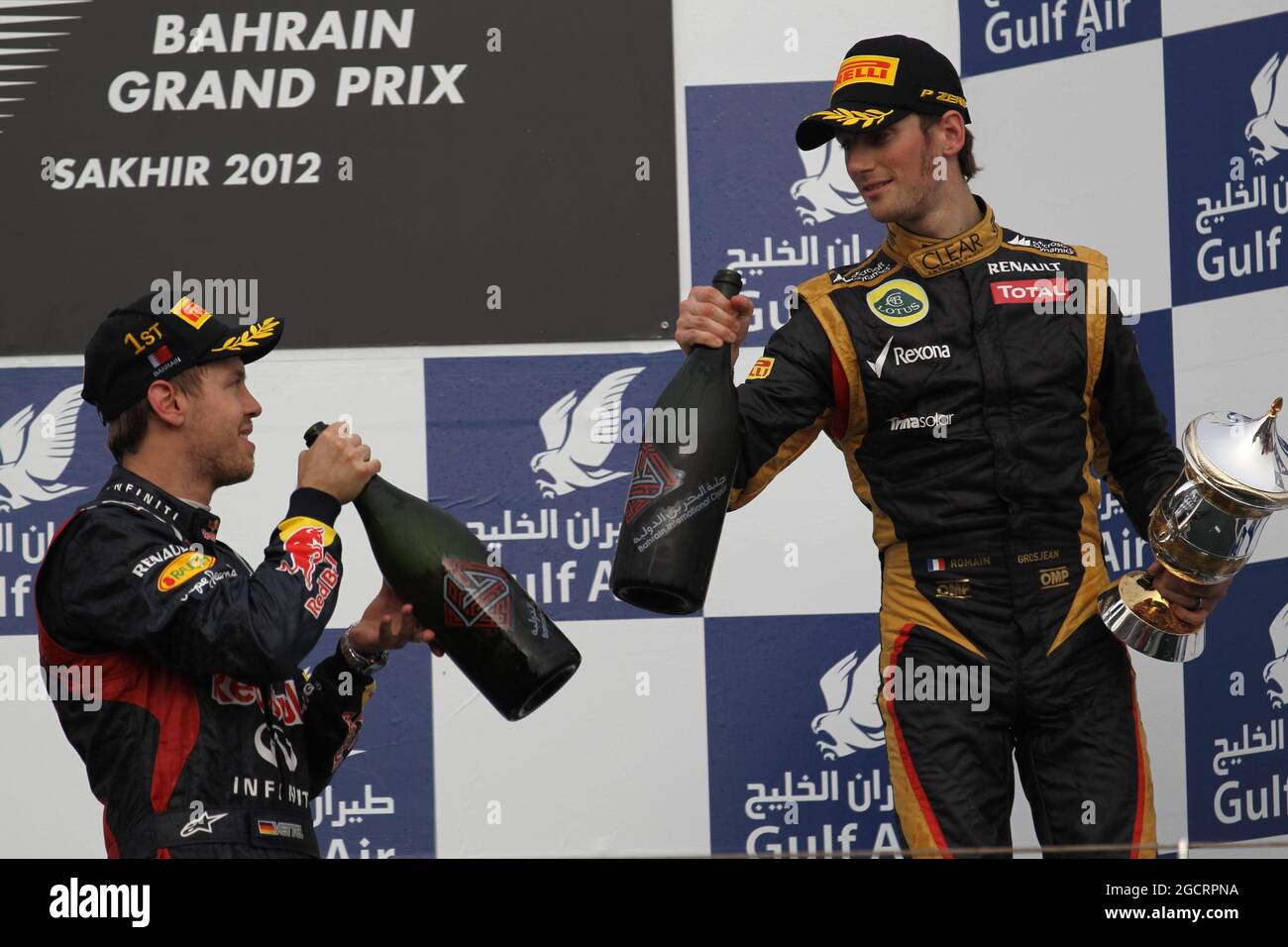 Il podio (da L a R): Il vincitore della gara Sebastian Vettel (GER) Red Bull Racing festeggia con il terzo posto Romain Grosjean (fra) Lotus F1 Team. Gran Premio del Bahrain, domenica 22 aprile 2012. Sakhir, Bahrein. Foto Stock