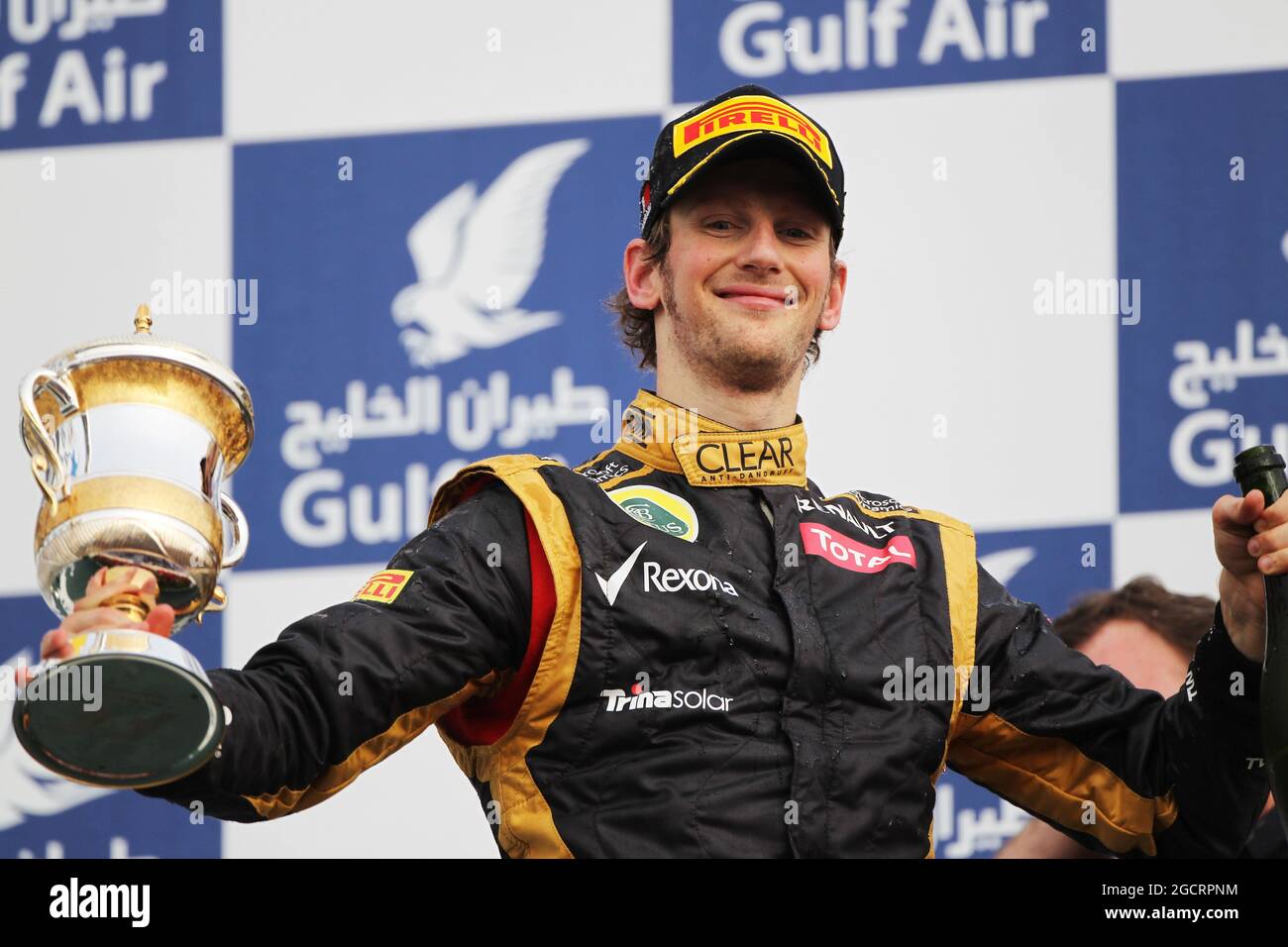 Romain Grosjean (fra) Lotus F1 Team festeggia la sua terza posizione sul podio. Gran Premio del Bahrain, domenica 22 aprile 2012. Sakhir, Bahrein. Foto Stock