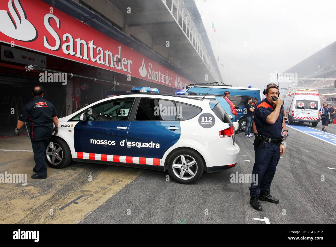 La polizia sigilla i box dopo un incendio post gara distrugge il box Williams. Gran Premio di Spagna, domenica 13 maggio 2012. Barcellona, Spagna. Foto Stock