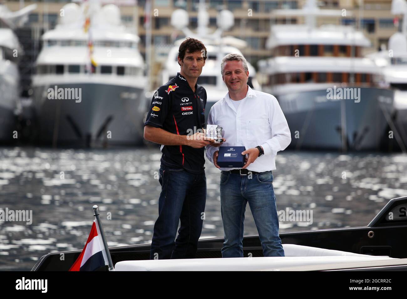 (Da L a R): Mark Webber (AUS) Red Bull Racing con Kai-Christian Helms (GER) Casio European Marketing Manager e l'orologio Casio edifice EFR-520RB Red Bull Racing Limited Edition. Gran Premio di Monaco, mercoledì 23 maggio 2012. Monte Carlo, Monaco. Foto Stock