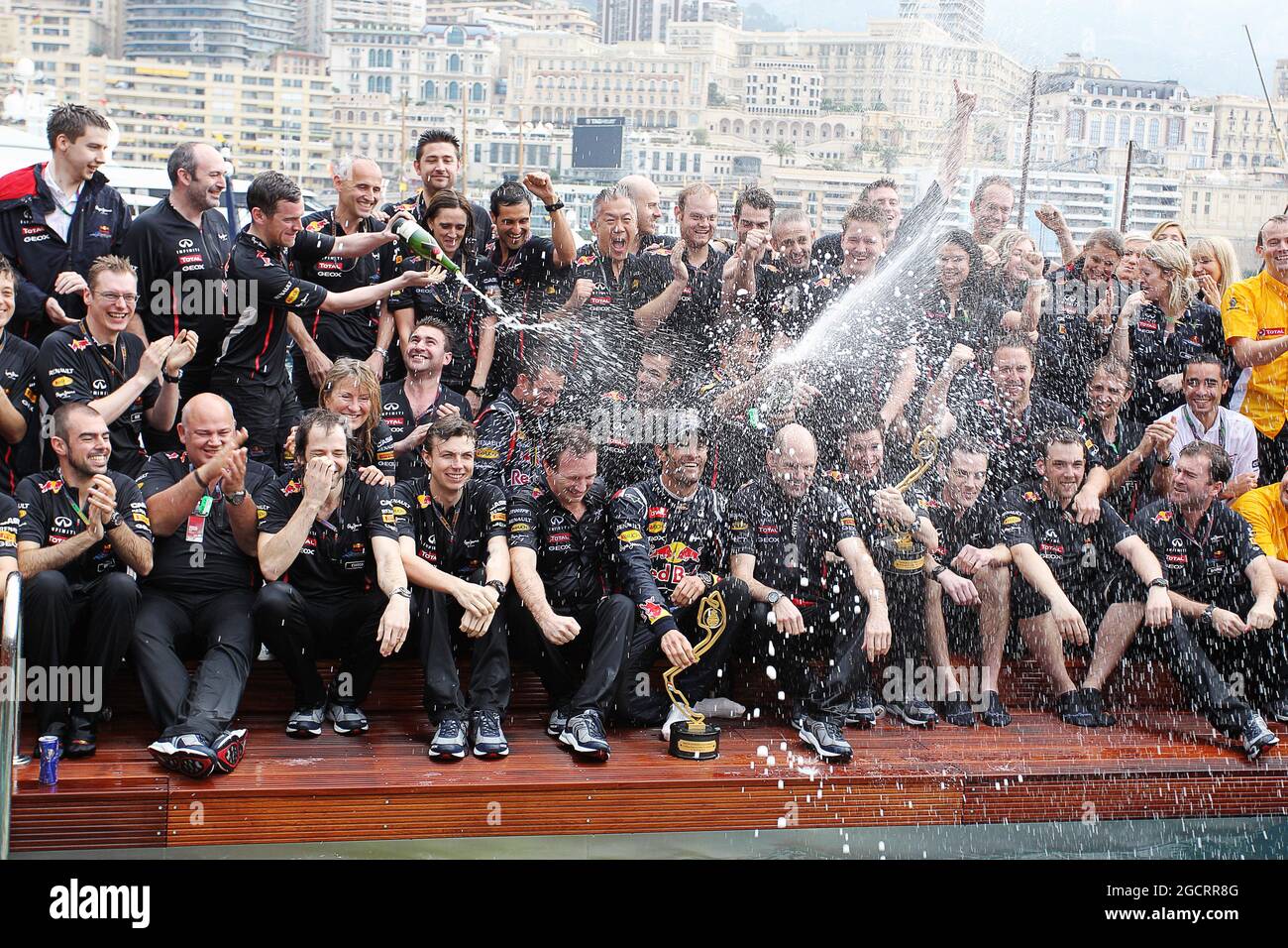 Il vincitore della gara Mark Webber (AUS) Red Bull Racing festeggia con la squadra della Red Bull Energy Station. Gran Premio di Monaco, domenica 27 maggio 2012. Monte Carlo, Monaco. Foto Stock