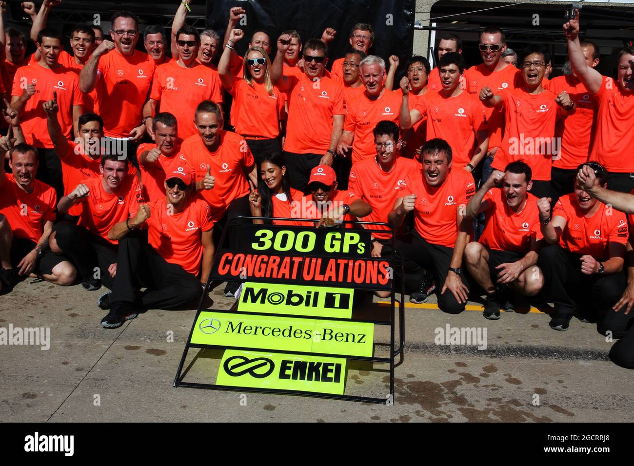 Il vincitore della gara Lewis Hamilton (GBR) McLaren festeggia con la fidanzata Nicole Scherzinger (USA) Singer e la squadra. Gran Premio del Canada, domenica 10 giugno 2012. Montreal, Canada. Foto Stock