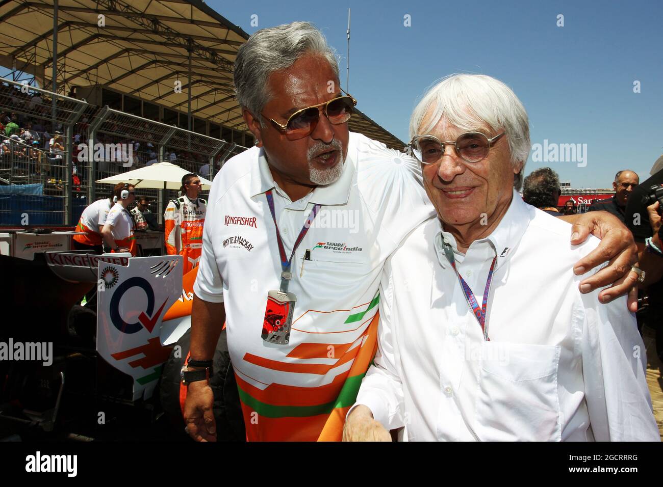 (Da L a R): Dr. Vijay Mallya (IND) Sahara Force India F1 Team Proprietario con Bernie Ecclestone (GBR) CEO Formula One Group (FOM) in griglia. Gran Premio d'Europa, domenica 24 giugno 2012. Valencia, Spagna. Foto Stock