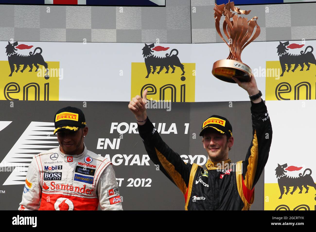 Romain Grosjean (fra) Lotus F1 Team (a destra) festeggia la sua terza posizione sul podio con il vincitore della gara Lewis Hamilton (GBR) McLaren. Gran Premio di Ungheria, domenica 29 luglio 2012. Budapest, Ungheria. Foto Stock