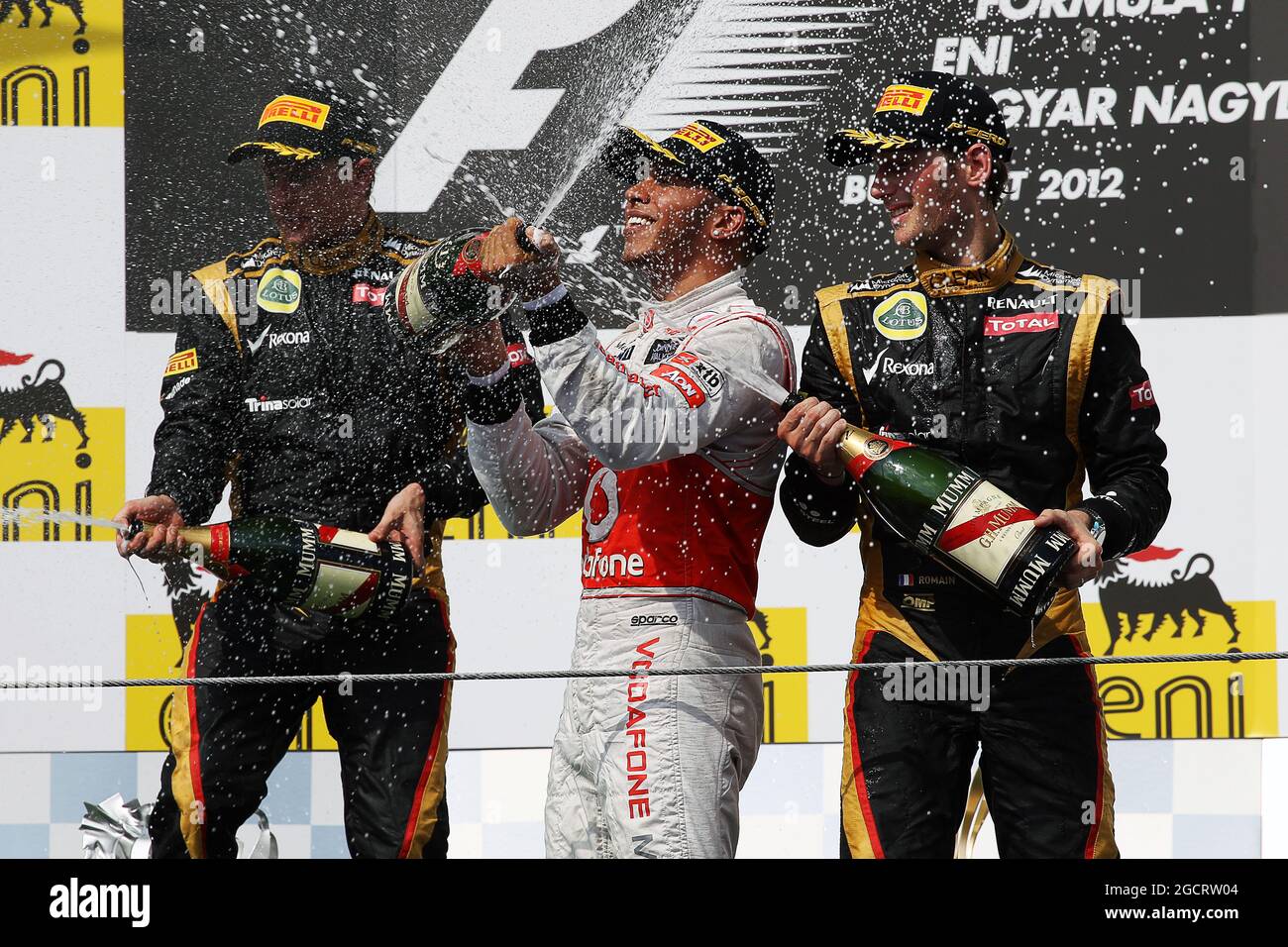 Il vincitore della gara Lewis Hamilton (GBR) McLaren festeggia sul podio. Gran Premio di Ungheria, domenica 29 luglio 2012. Budapest, Ungheria. Foto Stock