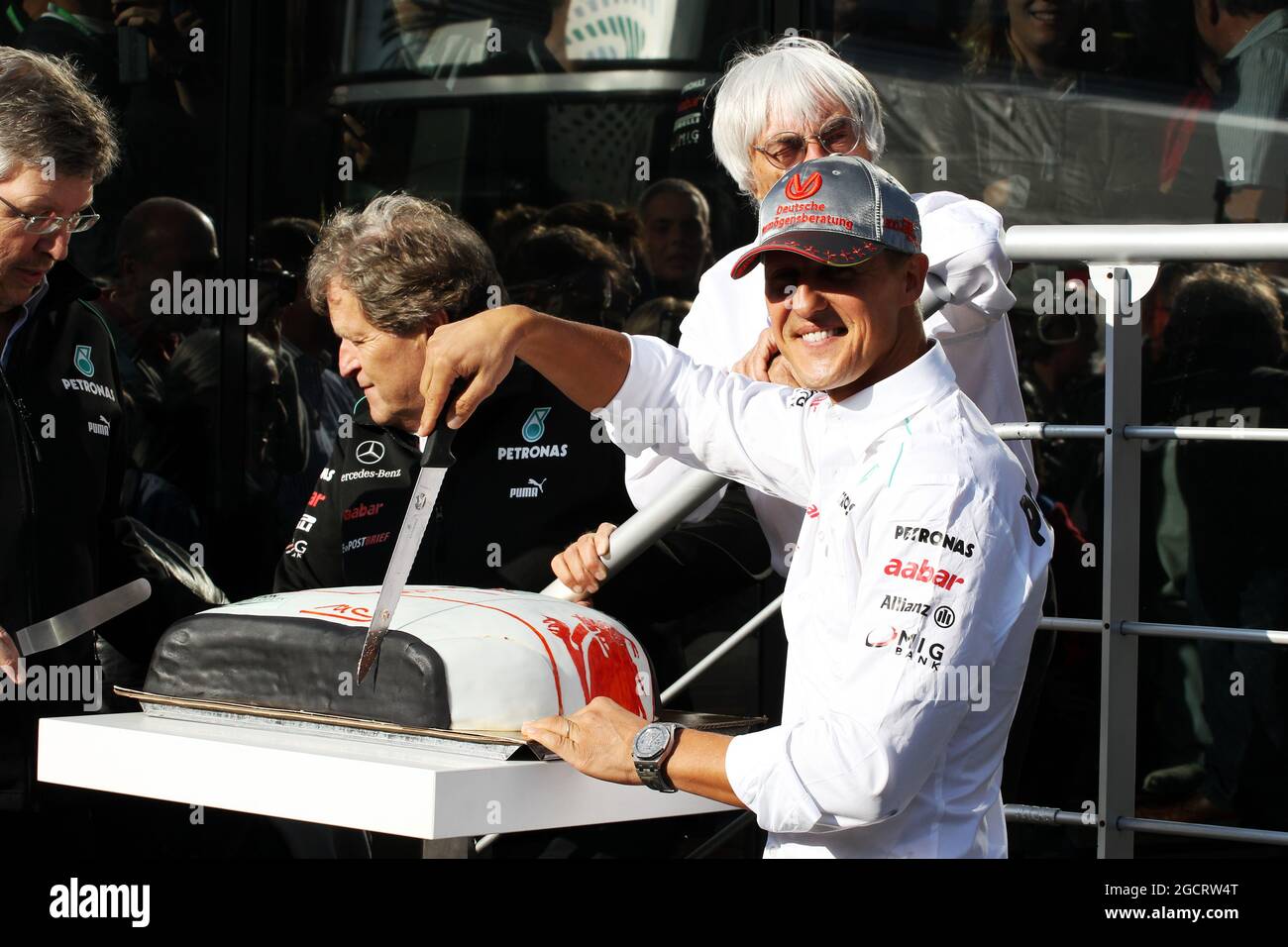 Michael Schumacher (GER) Mercedes AMG F1 festeggia il suo 300° GP con Ross Brawn (GBR) Mercedes AMG F1 Team Principal; Bernie Ecclestone (GBR) CEO di Formula uno Group (FOM) e Norbert Haug (GER) Mercedes Sporting Director. Gran Premio del Belgio, sabato 1 settembre 2012. Spa-Francorchamps, Belgio. Foto Stock