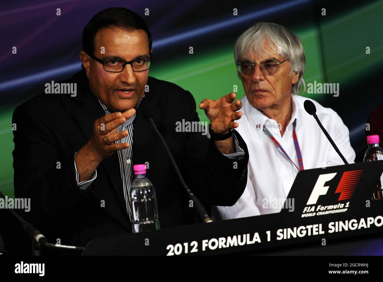 Il GP di Singapore annuncia un'estensione di cinque anni dell'attuale contratto: Bernie Ecclestone (GBR), CEO del Gruppo di Formula uno (FOM), con il sig. S Iswaran (SIN), secondo ministro del Commercio, dell'industria e dell'Istruzione (sinistra). Gran Premio di Singapore, sabato 22 settembre 2012. Circuito Marina Bay Street, Singapore. Foto Stock