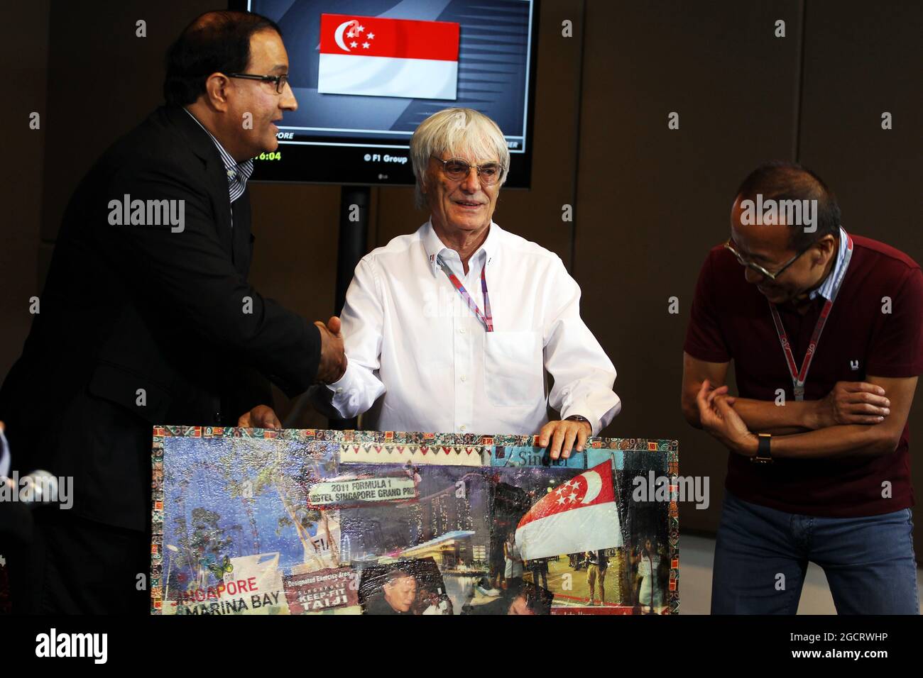 Il GP di Singapore annuncia un'estensione di cinque anni dell'attuale contratto: Bernie Ecclestone (GBR), CEO del Gruppo Formula One (FOM), con il Sig. S Isawaran (SIN), secondo Ministro del Commercio, dell'industria e dell'Istruzione (sinistra) e Ong Beng Seng (MAL) Owner Hotel Properties Ltd (destra), Gran Premio di Singapore, sabato 22 settembre 2012. Circuito Marina Bay Street, Singapore. Foto Stock