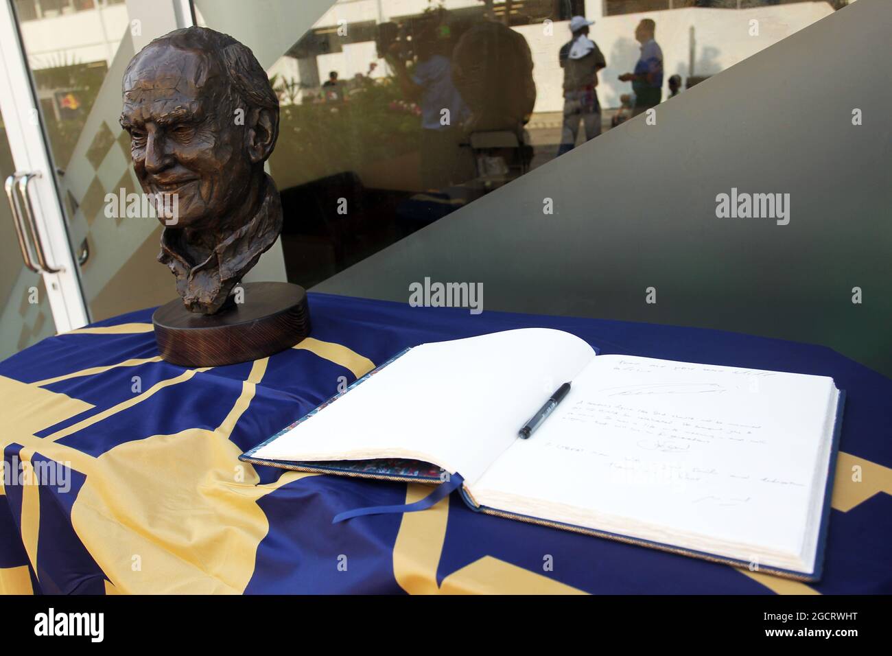 Una statua in bronzo e un libro di condoglianze per il compianto Sid Watkins (GBR) ex Delegato alla sicurezza della FIA. Gran Premio di Singapore, sabato 22 settembre 2012. Circuito Marina Bay Street, Singapore. Foto Stock