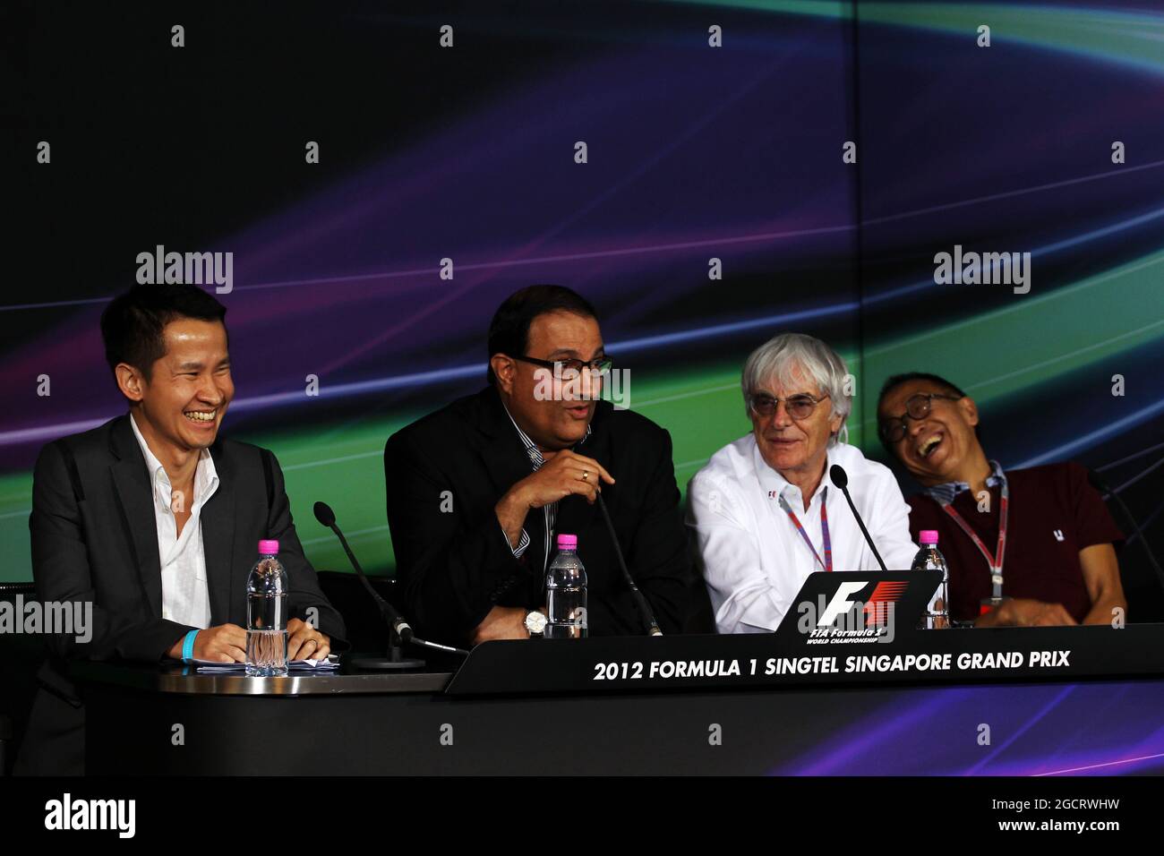 Il GP di Singapore annuncia un'estensione di cinque anni dell'attuale contratto: Bernie Ecclestone (GBR), CEO del Gruppo Formula One (FOM), con il Sig. S Isawaran (SIN), secondo Ministro del Commercio, dell'industria e dell'Istruzione (seconda sinistra) e Ong Beng Seng (MAL) Owner Hotel Properties Ltd (destra), Gran Premio di Singapore, sabato 22 settembre 2012. Circuito Marina Bay Street, Singapore. Foto Stock