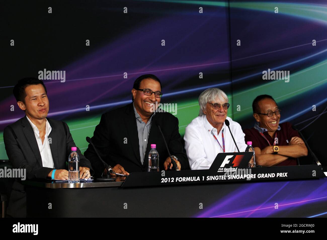 Il GP di Singapore annuncia un'estensione di cinque anni dell'attuale contratto: Bernie Ecclestone (GBR), CEO del Gruppo Formula One (FOM), con il Sig. S Isawaran (SIN), secondo Ministro del Commercio, dell'industria e dell'Istruzione (seconda sinistra) e Ong Beng Seng (MAL) Owner Hotel Properties Ltd (destra), Gran Premio di Singapore, sabato 22 settembre 2012. Circuito Marina Bay Street, Singapore. Foto Stock