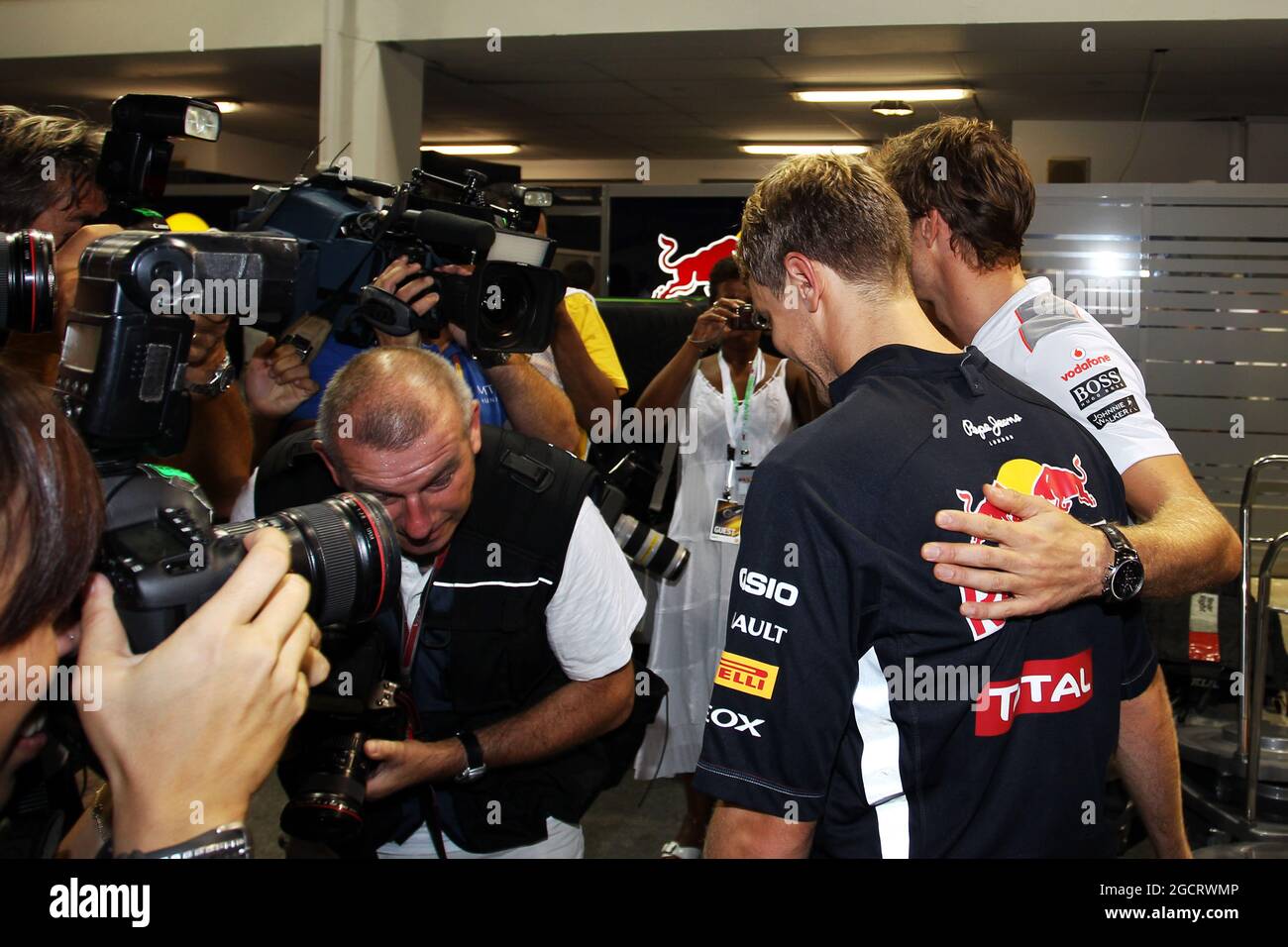 Jenson Button (GBR) McLaren e Sebastian Vettel (GER) Red Bull Racing lasciano l'ufficio Stewards dopo la gara. Gran Premio di Singapore, domenica 23 settembre 2012. Circuito Marina Bay Street, Singapore. Foto Stock