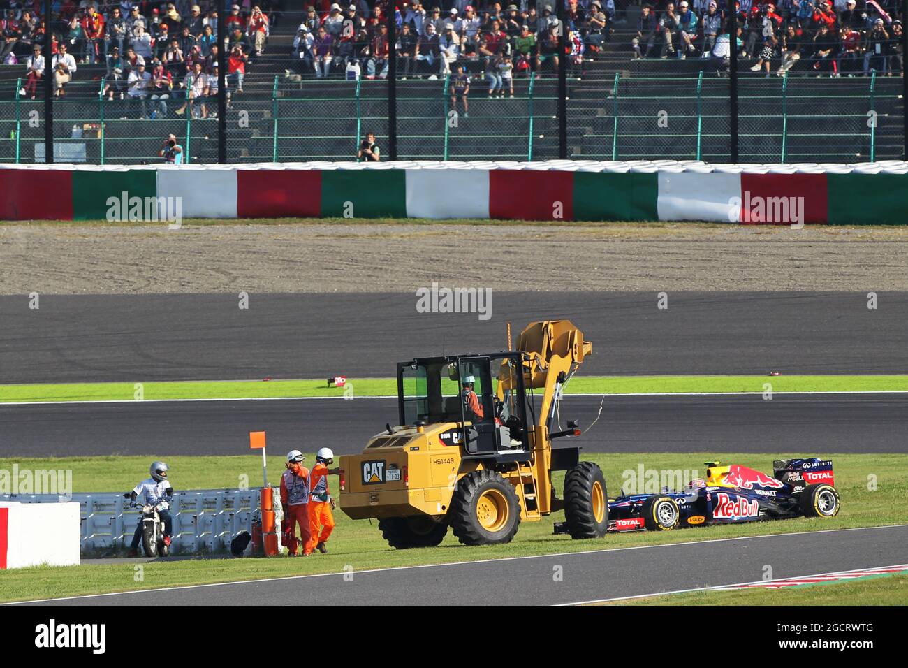 Mark Webber (AUS) Red Bull Racing RB8 si ricongiunge alla gara. Gran Premio del Giappone, domenica 7 ottobre 2012. Suzuka, Giappone. Foto Stock