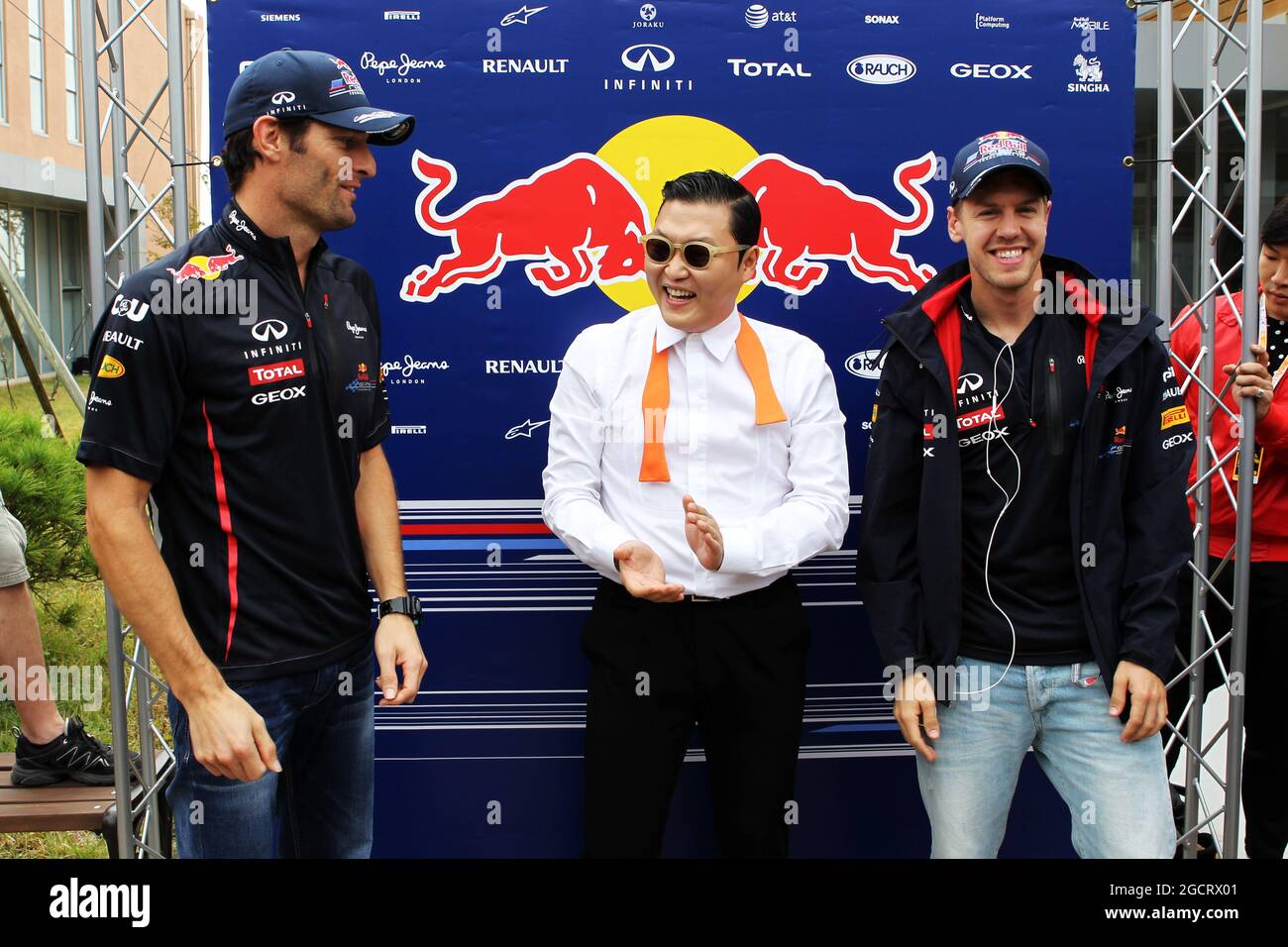 PSY (KOR) Rapper famoso per lo stile Gangnam con Mark Webber (AUS) Red Bull Racing (a sinistra) e Sebastian Vettel (GER) Red Bull Racing (a destra). Gran Premio di Corea, domenica 14 ottobre 2012. Yeongam, Corea del Sud. Foto Stock