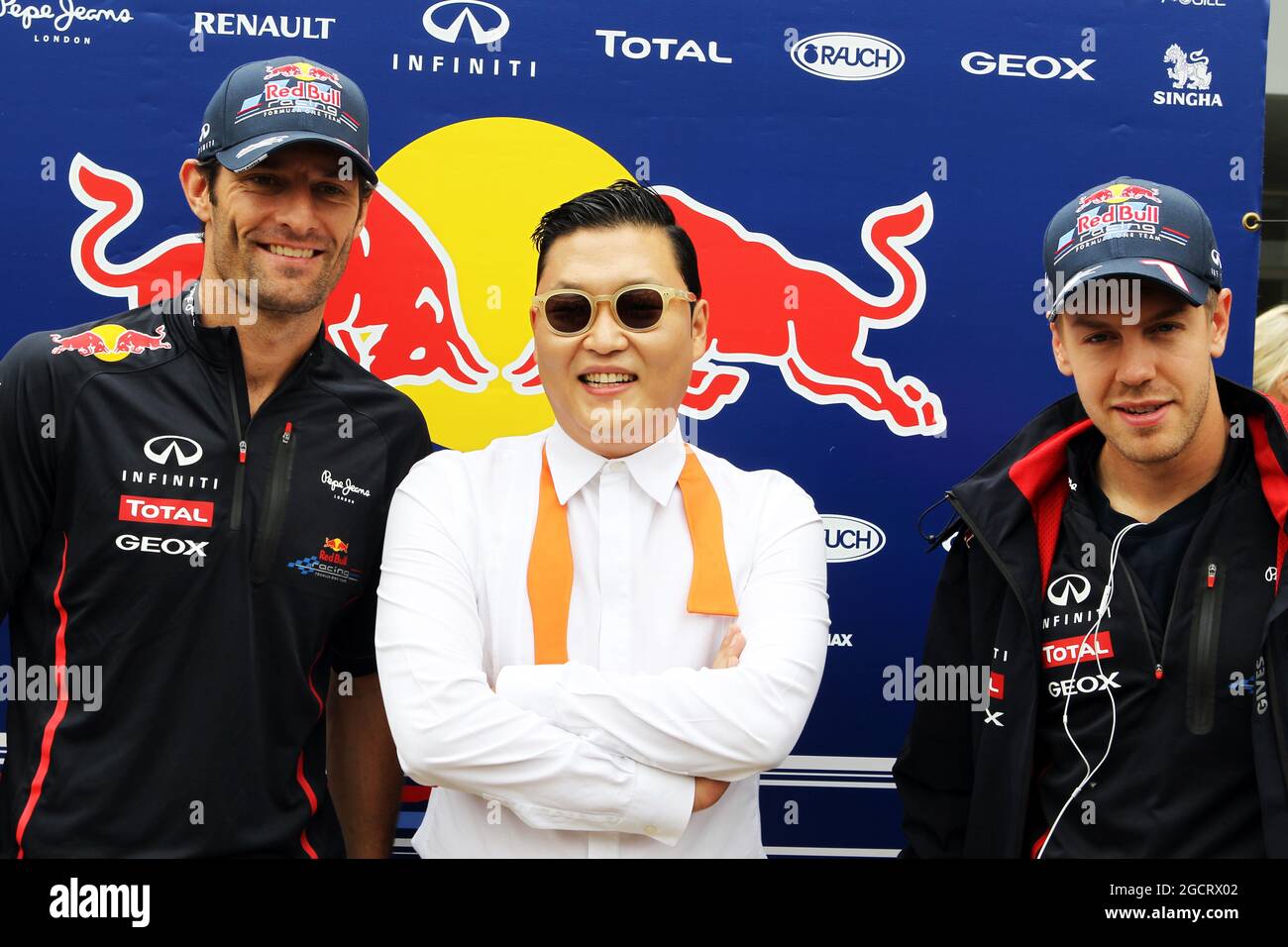 PSY (KOR) Rapper famoso per lo stile Gangnam con Mark Webber (AUS) Red Bull Racing (a sinistra) e Sebastian Vettel (GER) Red Bull Racing (a destra). Gran Premio di Corea, domenica 14 ottobre 2012. Yeongam, Corea del Sud. Foto Stock