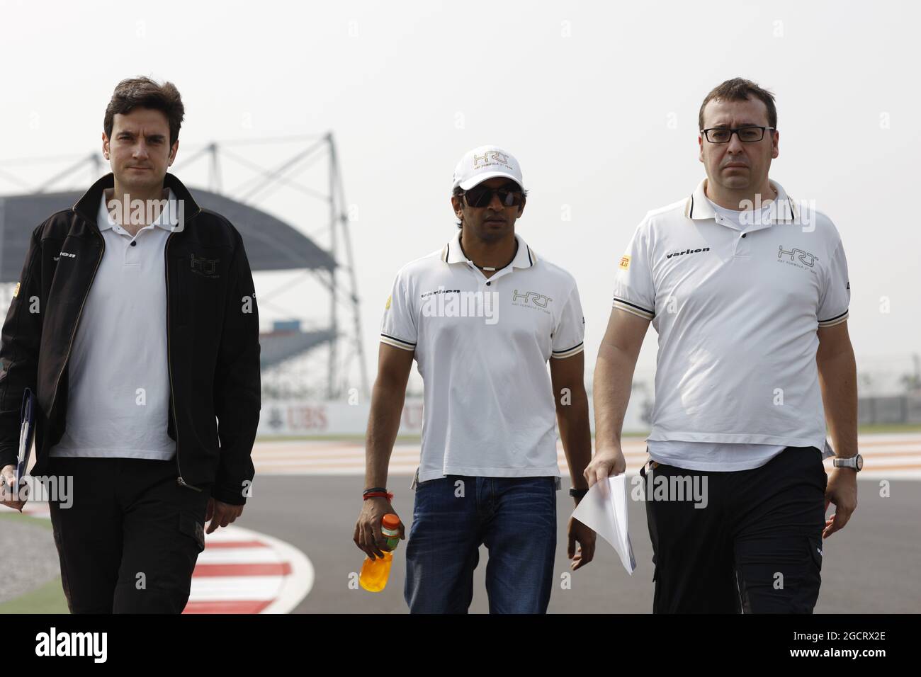 Narain Karthikeyan (IND) Hispania Racing F1 Team (HRT) cammina sul circuito. Gran Premio d'India, giovedì 25 ottobre 2012. Grande Noida, Nuova Delhi, India. Foto Stock