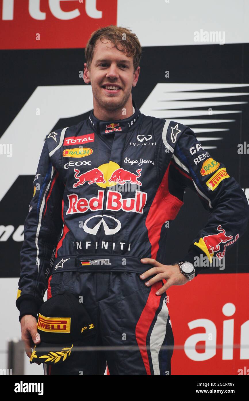 Il vincitore della gara Sebastian Vettel (GER) Red Bull Racing festeggia sul podio. Gran Premio d'India, domenica 28 ottobre 2012. Grande Noida, Nuova Delhi, India. Foto Stock