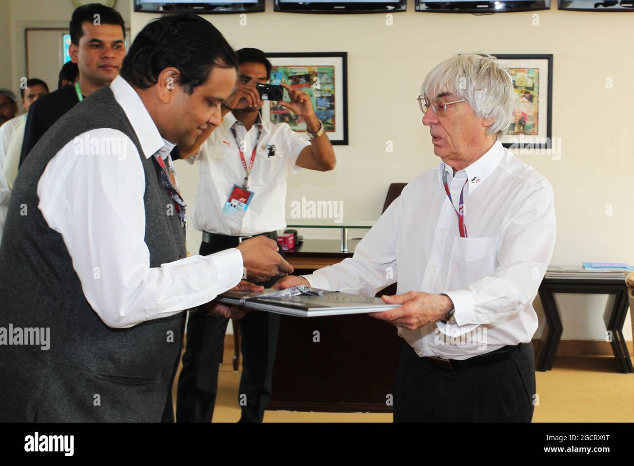 Bernie Ecclestone (GBR) il CEO di Formula One Group (FOM) viene presentato con regali da Manoj Gaur (IND), Presidente Esecutivo e CEO Jaypee Group e Sameer Gaur (IND), MD & CEO Jaypee Sports International Ltd nel suo 82esimo compleanno. Gran Premio d'India, domenica 28 ottobre 2012. Grande Noida, Nuova Delhi, India. Foto Stock