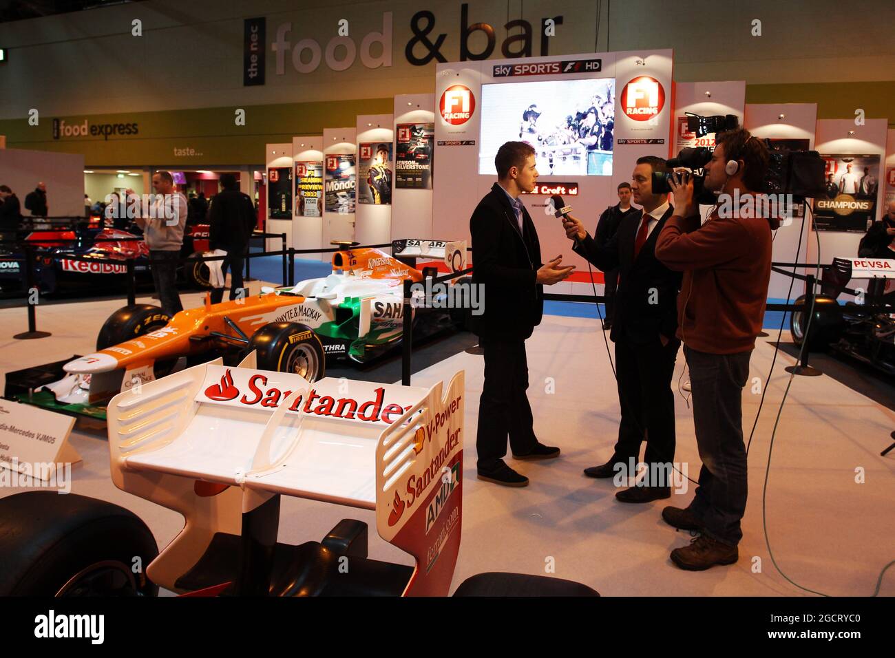 Paul di resta (GBR) Sahara Force India F1 con Craig Slater (GBR) Sky Sports News Reporter al F1 Racing Stand. Autosport International, domenica 13 gennaio 2013. National Exhibition Centre, Birmingham, Inghilterra. Foto Stock