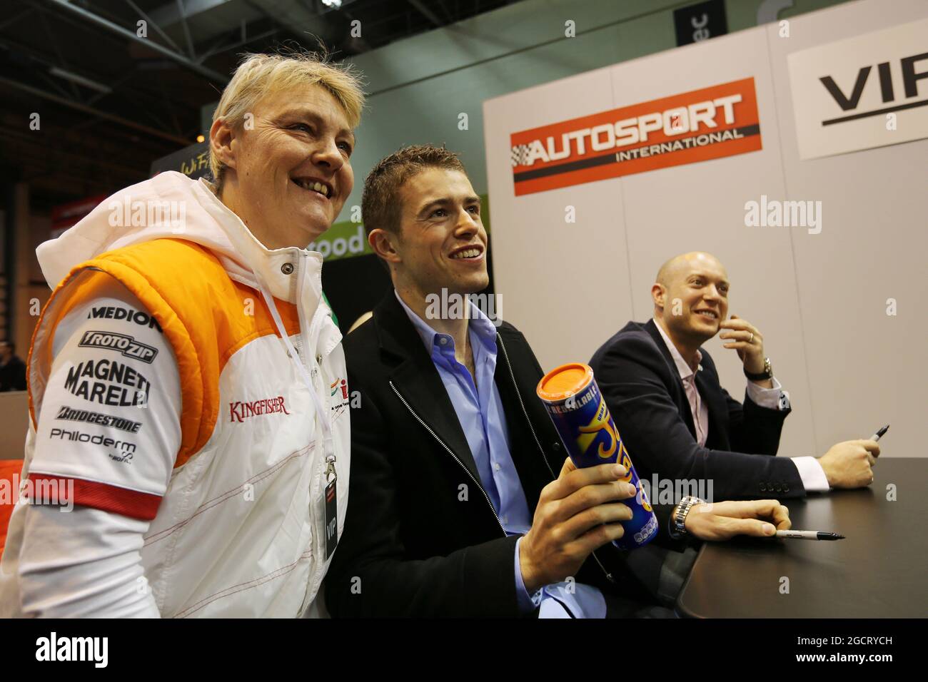 (Da L a R): Paul di resta (GBR) Sahara Force India F1 e Rob Huff (GBR) firmano autografi per i fan del VIP Club Lounge. Autosport International, domenica 13 gennaio 2013. National Exhibition Centre, Birmingham, Inghilterra. Foto Stock