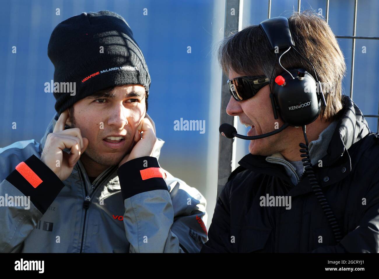 (Da L a R): Sergio Perez (MEX) McLaren con Adrian Fernandez (MEX). Test di Formula uno, giorno uno, martedì 5 febbraio 2013. Jerez, Spagna. Foto Stock