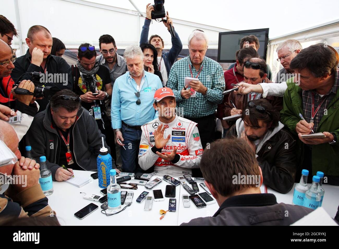 Jenson Button (GBR) McLaren con i media. Test di Formula uno, giorno uno, martedì 5 febbraio 2013. Jerez, Spagna. Foto Stock