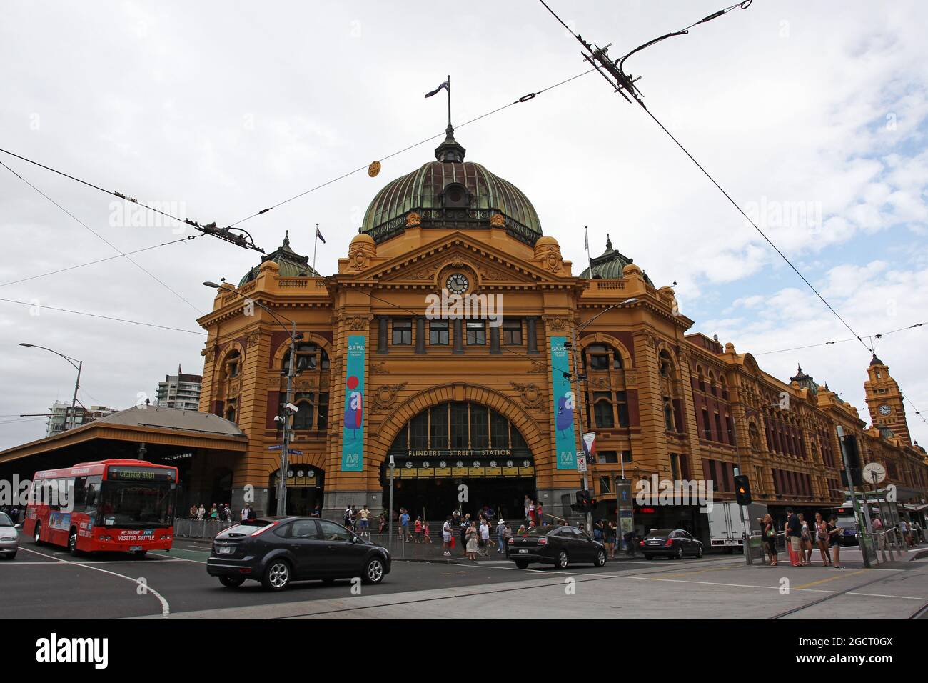 Flinders Street Station nella panoramica Melbourne. Gran Premio d'Australia, mercoledì 13 marzo 2013. Albert Park, Melbourne, Australia. Foto Stock