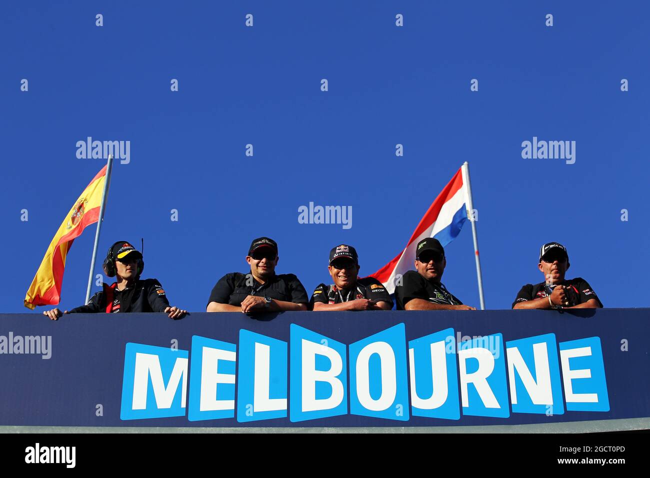 Tifosi sopra l'insegna di Melbourne. Gran Premio d'Australia, giovedì 14 marzo 2013. Albert Park, Melbourne, Australia. Foto Stock