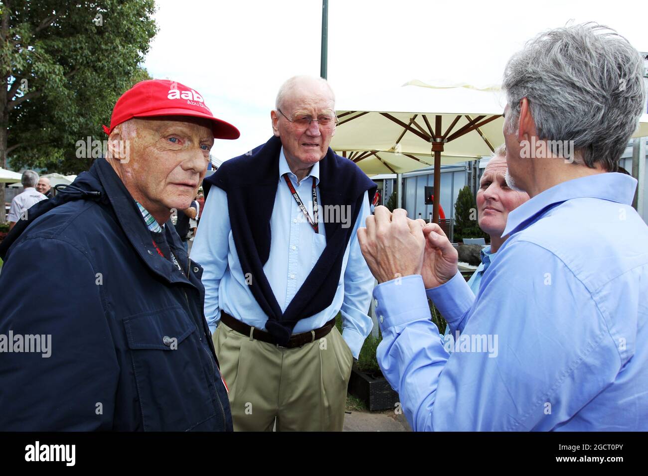 (Da L a R): Niki Lauda (AUT) Mercedes Presidente non esecutivo con Ron Walker (AUS) Presidente della Australian GP Corporation; Johnny Herbert (GBR); e Damon Hill (GBR) Sky Sports Presenter. Gran Premio d'Australia, venerdì 15 marzo 2013. Albert Park, Melbourne, Australia. Foto Stock