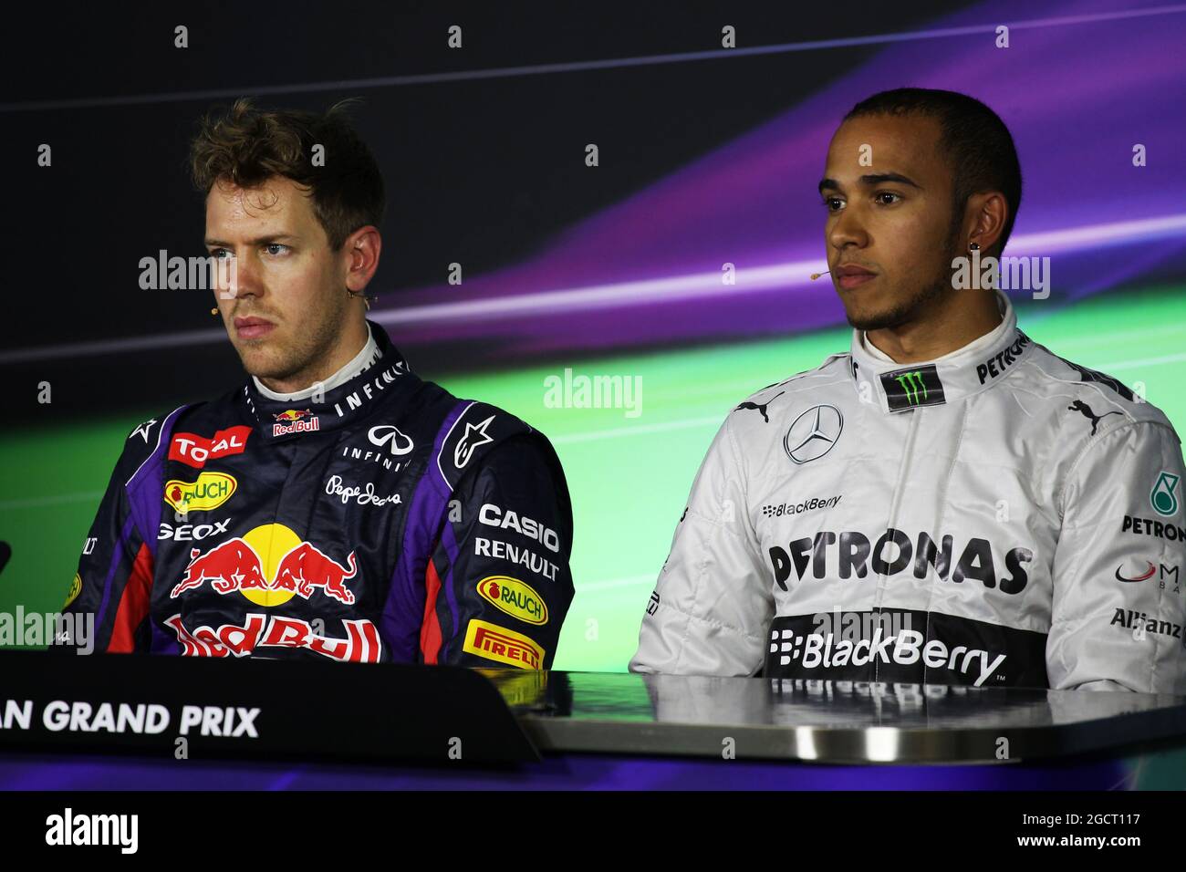 (Da L a R): Pole sitter Sebastian Vettel (GER) Red Bull Racing e Lewis Hamilton (GBR) Mercedes AMG F1 alla conferenza stampa della FIA. Gran Premio d'Australia, domenica 17 marzo 2013. Albert Park, Melbourne, Australia. Foto Stock