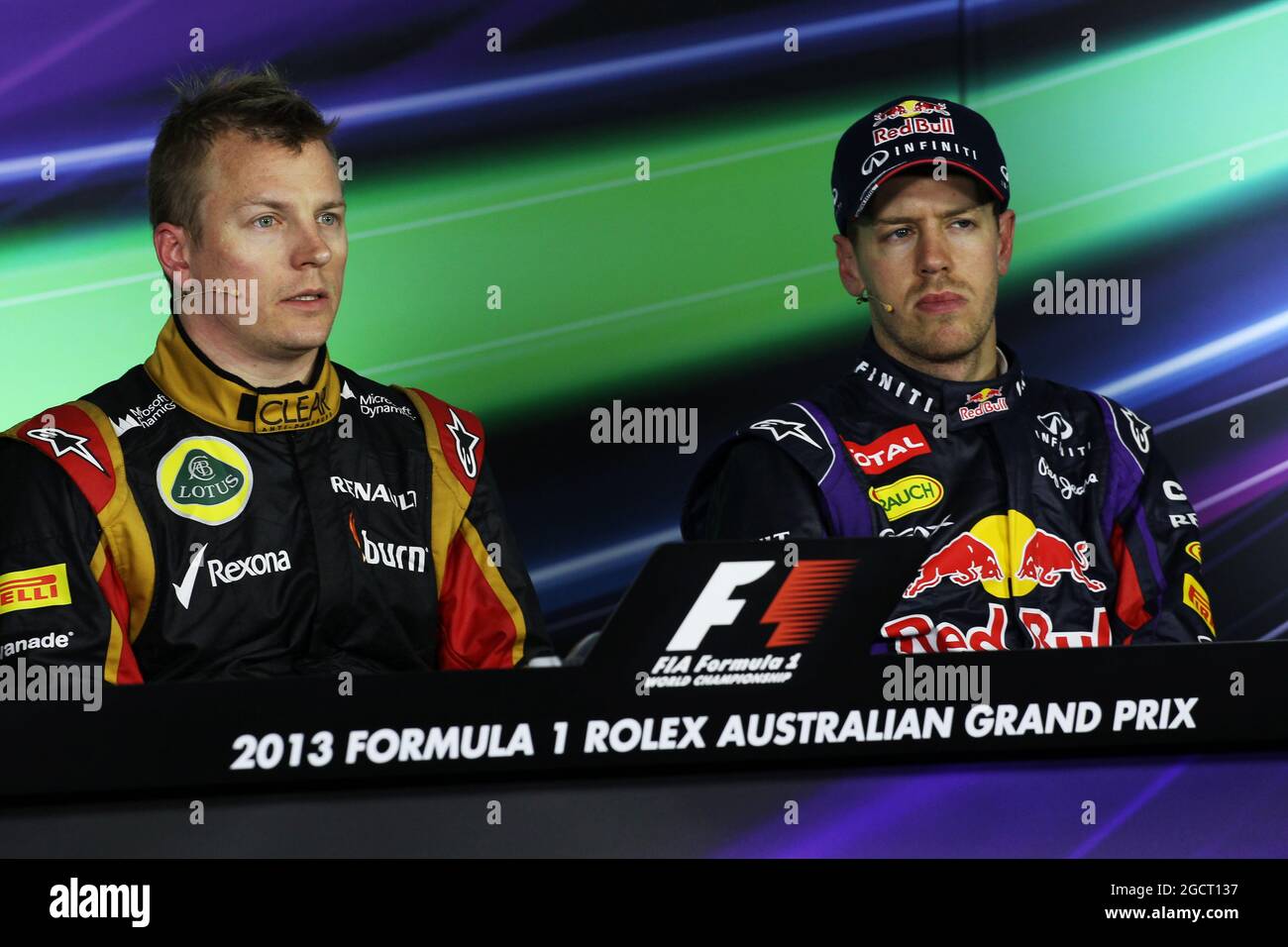 (Da L a R): Kimi Raikkonen (fin) Lotus F1 Team e Sebastian Vettel (GER) Red Bull Racing alla conferenza stampa della FIA. Gran Premio d'Australia, domenica 17 marzo 2013. Albert Park, Melbourne, Australia. Foto Stock
