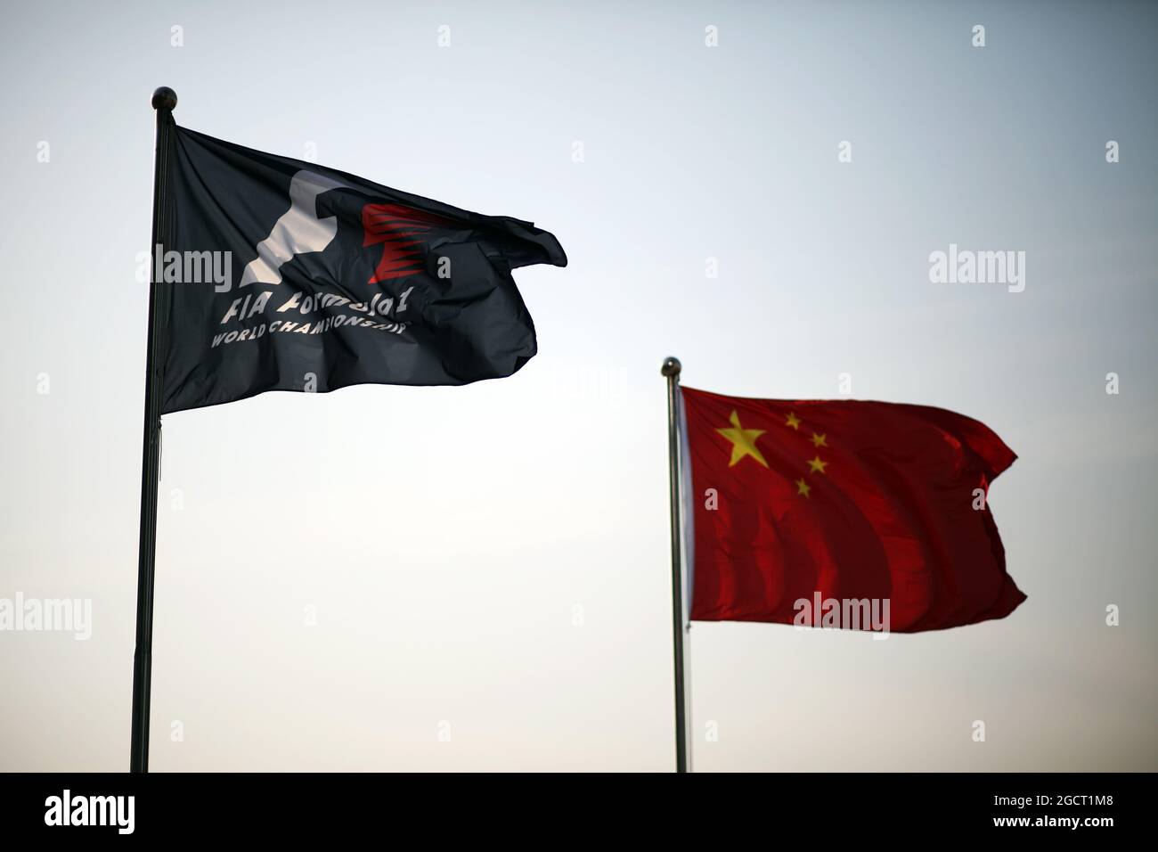 F1 e bandiere cinesi. Gran Premio di Cina, giovedì 11 aprile 2013. Shanghai, Cina. Foto Stock