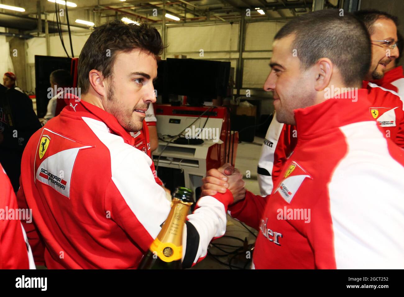 Il vincitore della gara Fernando Alonso (ESP) Ferrari festeggia con la squadra. Gran Premio di Cina, domenica 14 aprile 2013. Shanghai, Cina. Foto Stock