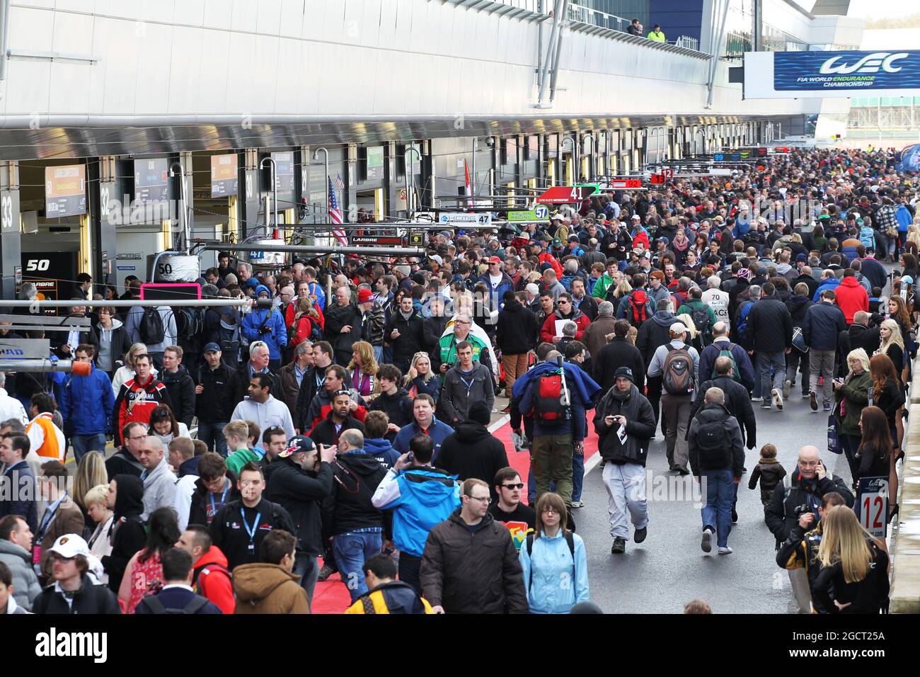 Pit Lane fan walkabout. Campionato Mondiale di Endurance FIA, turno 1, domenica 14 aprile 2013. Silverstone, Inghilterra. Foto Stock