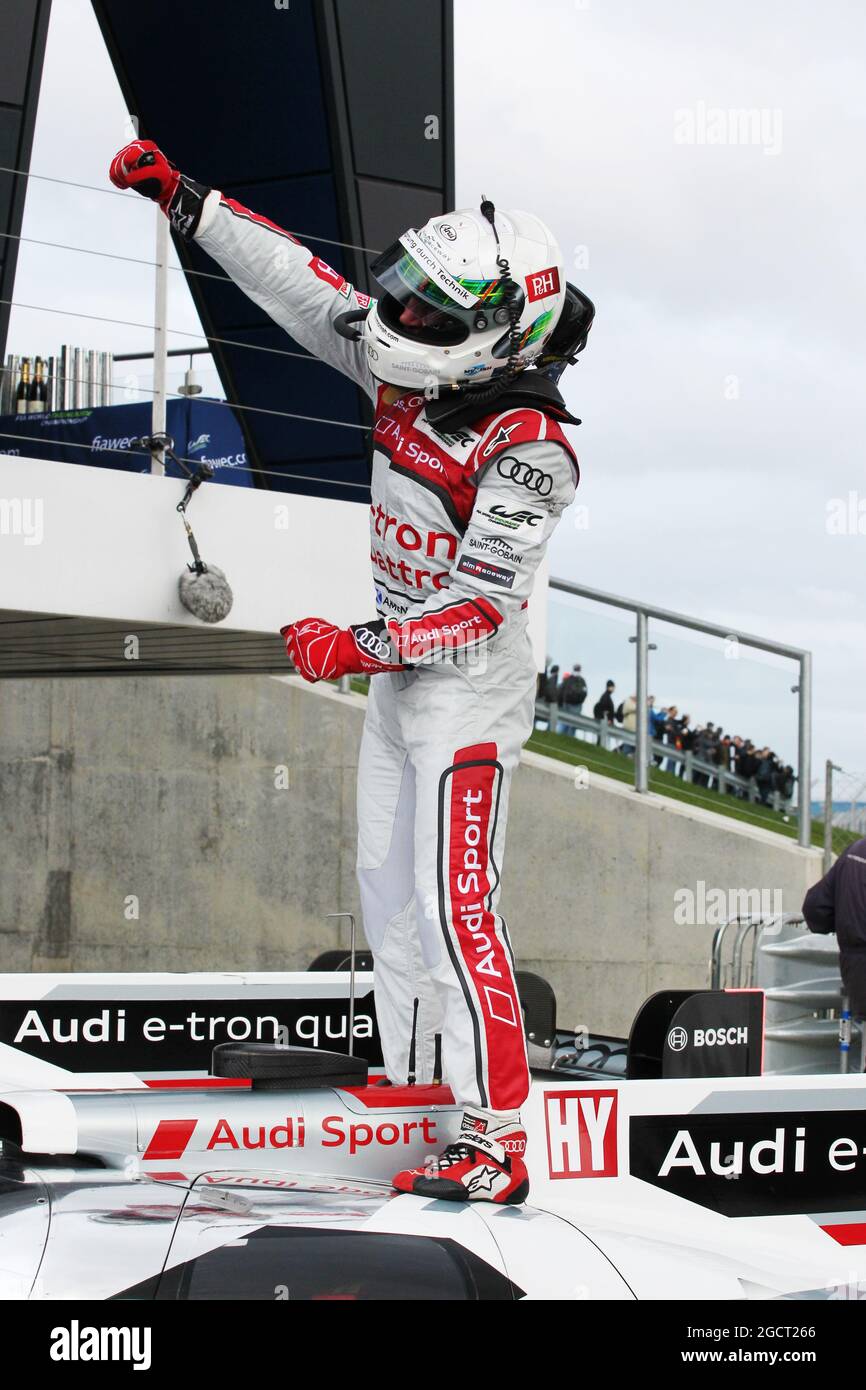 Allan McNish (GBR) celebra la vittoria per sé e Tom Kristensen (DEN) / Loic Duval (fra) / Audi Sport Team Joest, Audi R18 e-tron quattro, in parc ferme. Campionato Mondiale di Endurance FIA, turno 1, domenica 14 aprile 2013. Silverstone, Inghilterra. Foto Stock