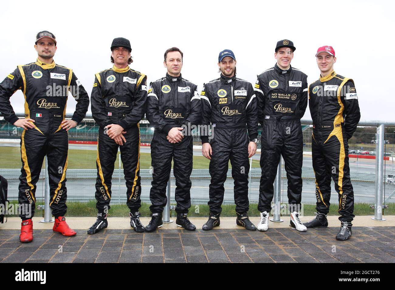 Foto del team Lotus (da L a R): Vitantonio Liuzzi (ITA) Kevin Weeda (USA); Christophe Bouchut (fra); Jan Charouz (CZE); Dominik Kraihamer (AUT); Thomas Holzer (GER). Campionato Mondiale di Endurance FIA, turno 1, venerdì 12 aprile 2013. Silverstone, Inghilterra. Foto Stock
