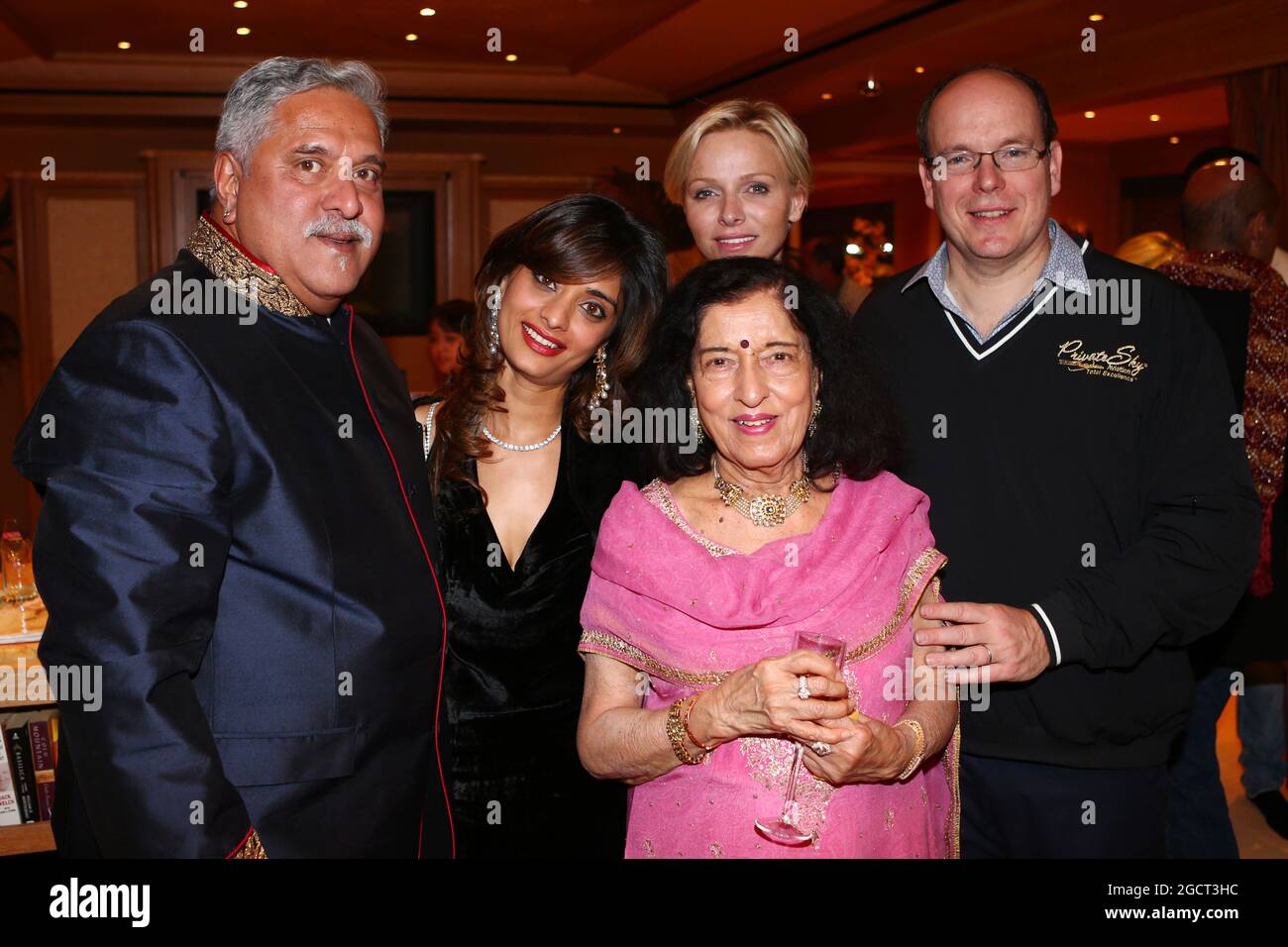 Dr. Vijay Mallya (IND) Sahara Force India F1 Team Owner (a sinistra) con la principessa Charlene di Monaco (RSA) e HSH Principe Alberto di Monaco (MON) al Signature F1 Monaco Party. Gran Premio di Monaco, festa di Monaco di Formula 1, giovedì 23 - venerdì 24 maggio 2013. Monte Carlo, Monaco. Foto Stock