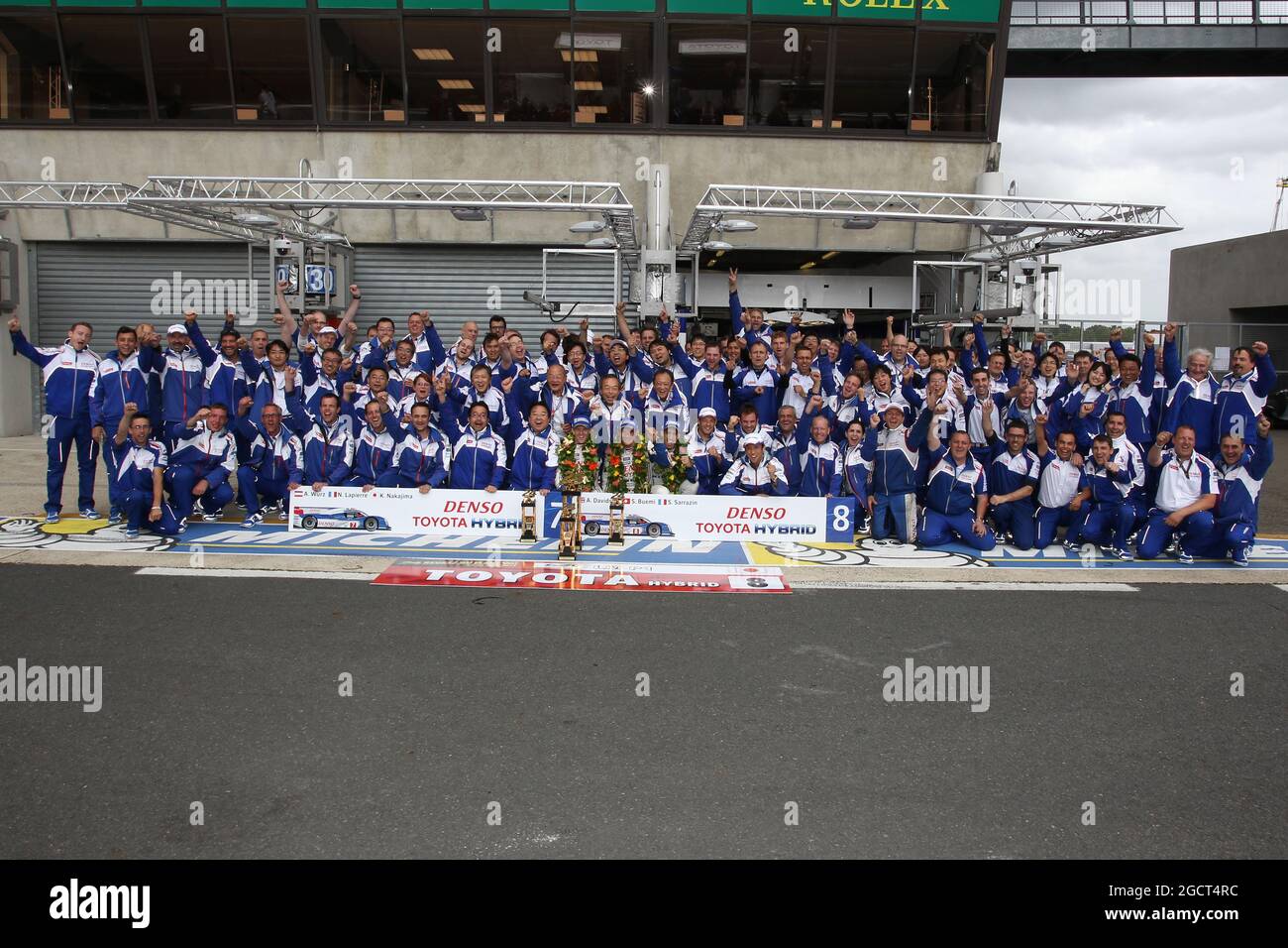 Il team Toyota Racing festeggia la seconda posizione per la vettura n. 08: Anthony Davidson (GBR) / Sebastien Buemi (sui) / Stephane Sarrazin (fra). Le Mans 24 ore di gara, domenica 23 giugno 2013. Le Mans, Francia. Foto Stock Il team Toyota Racing festeggia la seconda posizione per la vettura n. 08: Anthony Davidson (GBR) / Sebastien Buemi (sui) / Stephane Sarrazin (fra). Le Mans 24 ore di gara, domenica 23 giugno 2013. Le Mans, Francia. Foto Stock