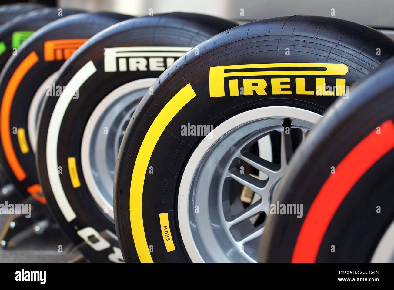 Pneumatici Pirelli in mostra. Formula uno Young Drivers Test, Day 1, mercoledì 17 luglio 2013. Silverstone, Inghilterra. Foto Stock