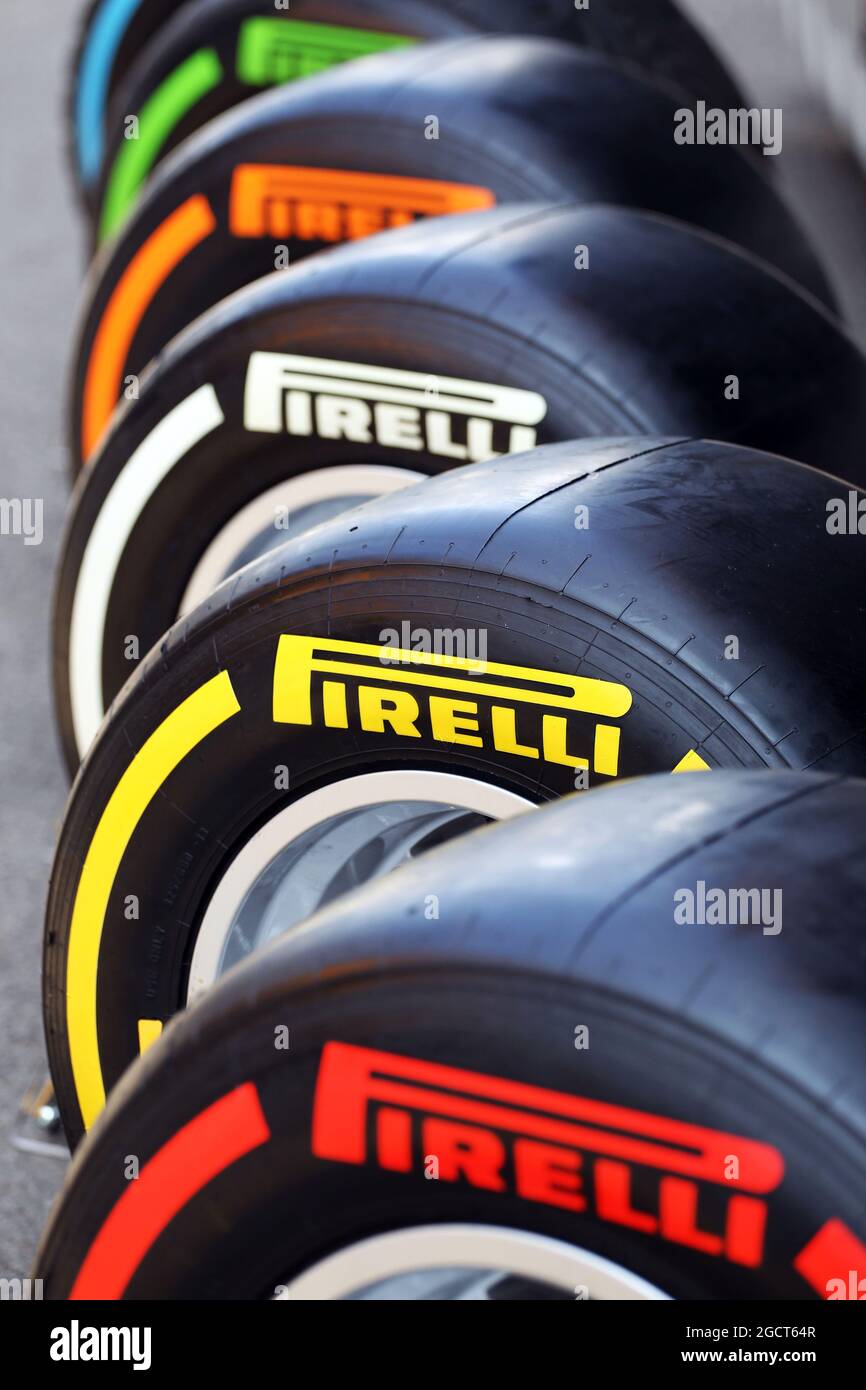 Pneumatici Pirelli in mostra. Formula uno Young Drivers Test, Day 1, mercoledì 17 luglio 2013. Silverstone, Inghilterra. Foto Stock