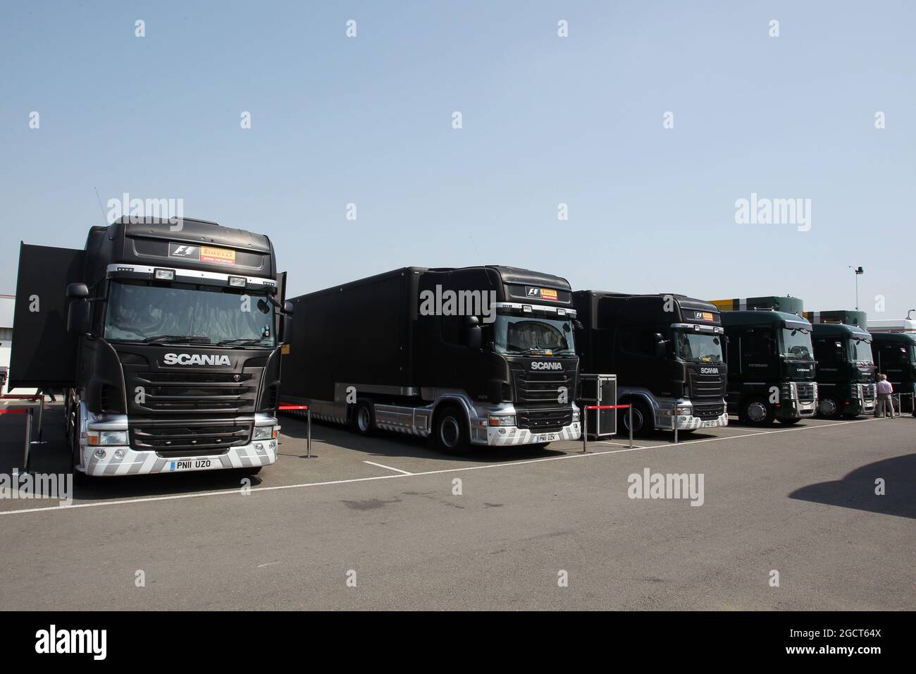 I camion Pirelli nel paddock. Formula uno Young Drivers Test, Day 1, mercoledì 17 luglio 2013. Silverstone, Inghilterra. Foto Stock
