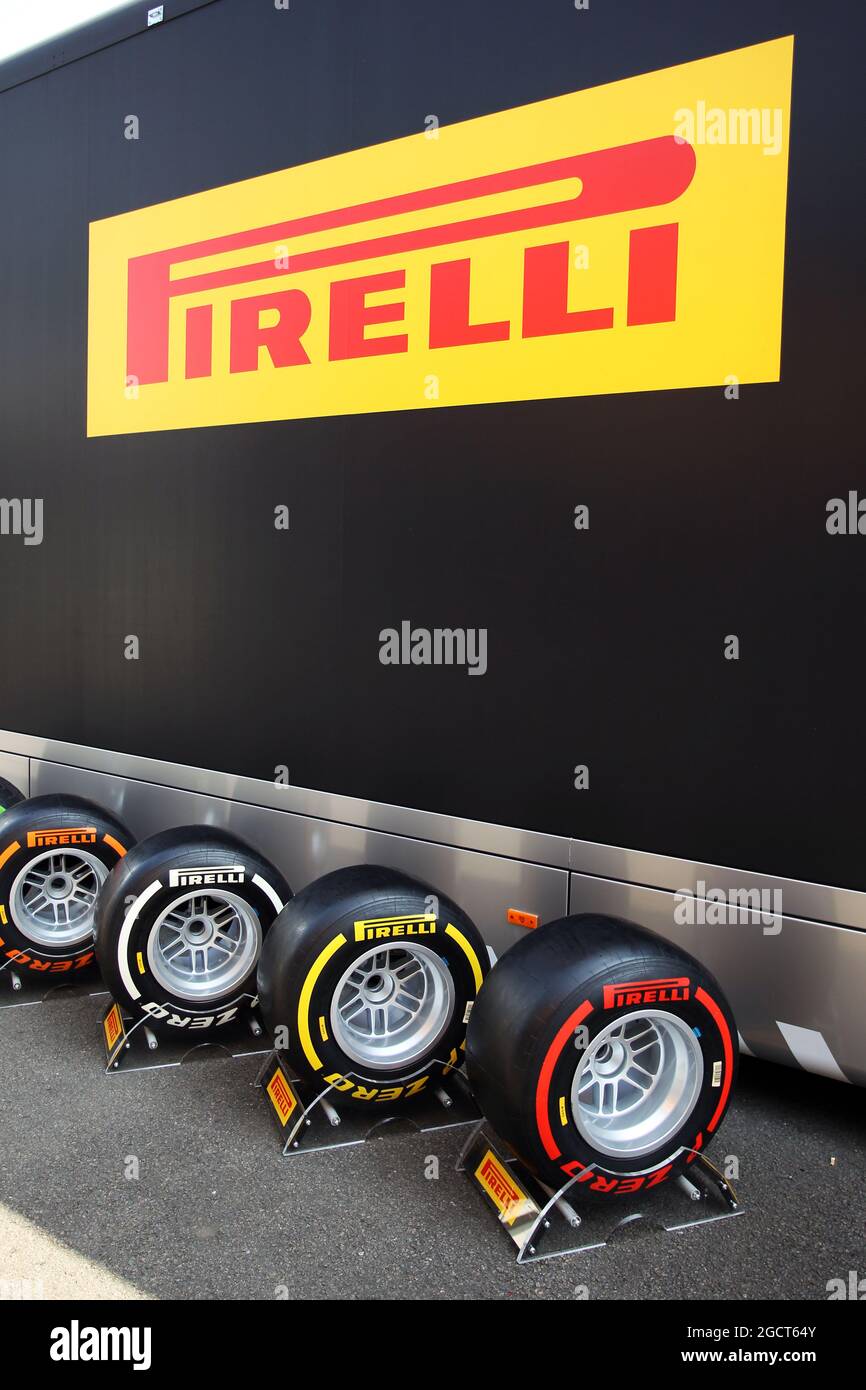 Pneumatici Pirelli in mostra. Formula uno Young Drivers Test, Day 1, mercoledì 17 luglio 2013. Silverstone, Inghilterra. Foto Stock