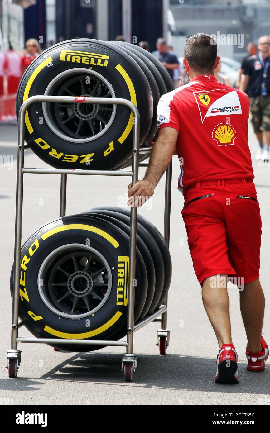 Meccanico Ferrari con pneumatici Pirelli. Formula uno Young Drivers Test, Day 1, mercoledì 17 luglio 2013. Silverstone, Inghilterra. Foto Stock